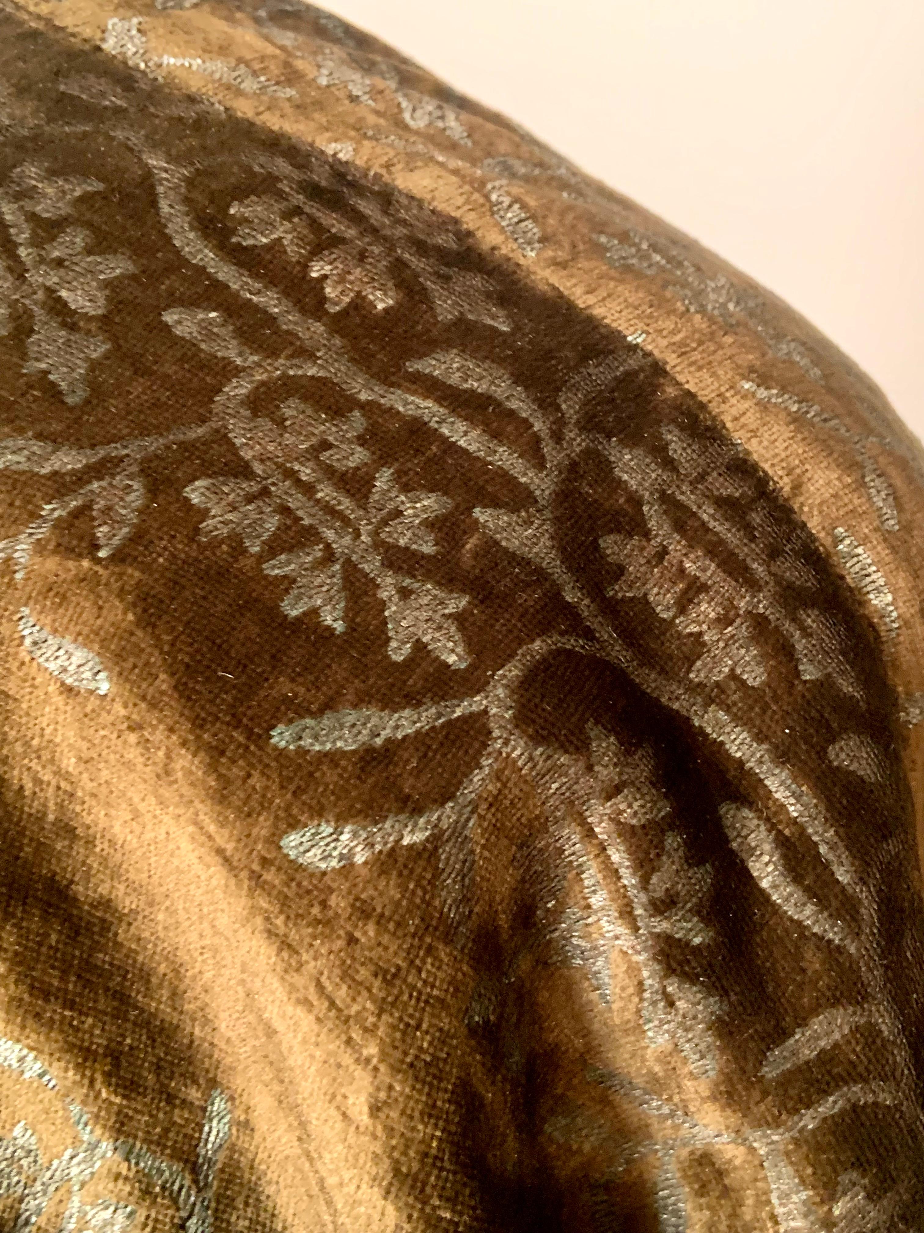 Marron Fortuny Orientalist Style Manteau en velours vert olive avec motifs en pochoir argenté en vente