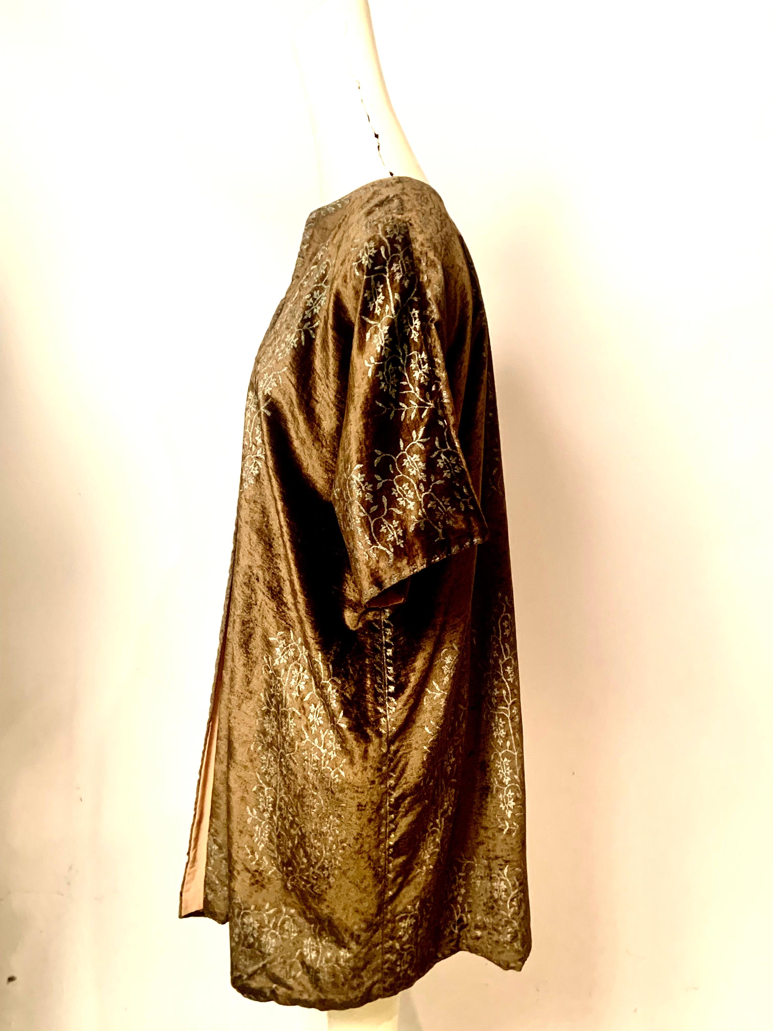 Fortuny Orientalist Style Manteau en velours vert olive avec motifs en pochoir argenté Excellent état - En vente à New Hope, PA