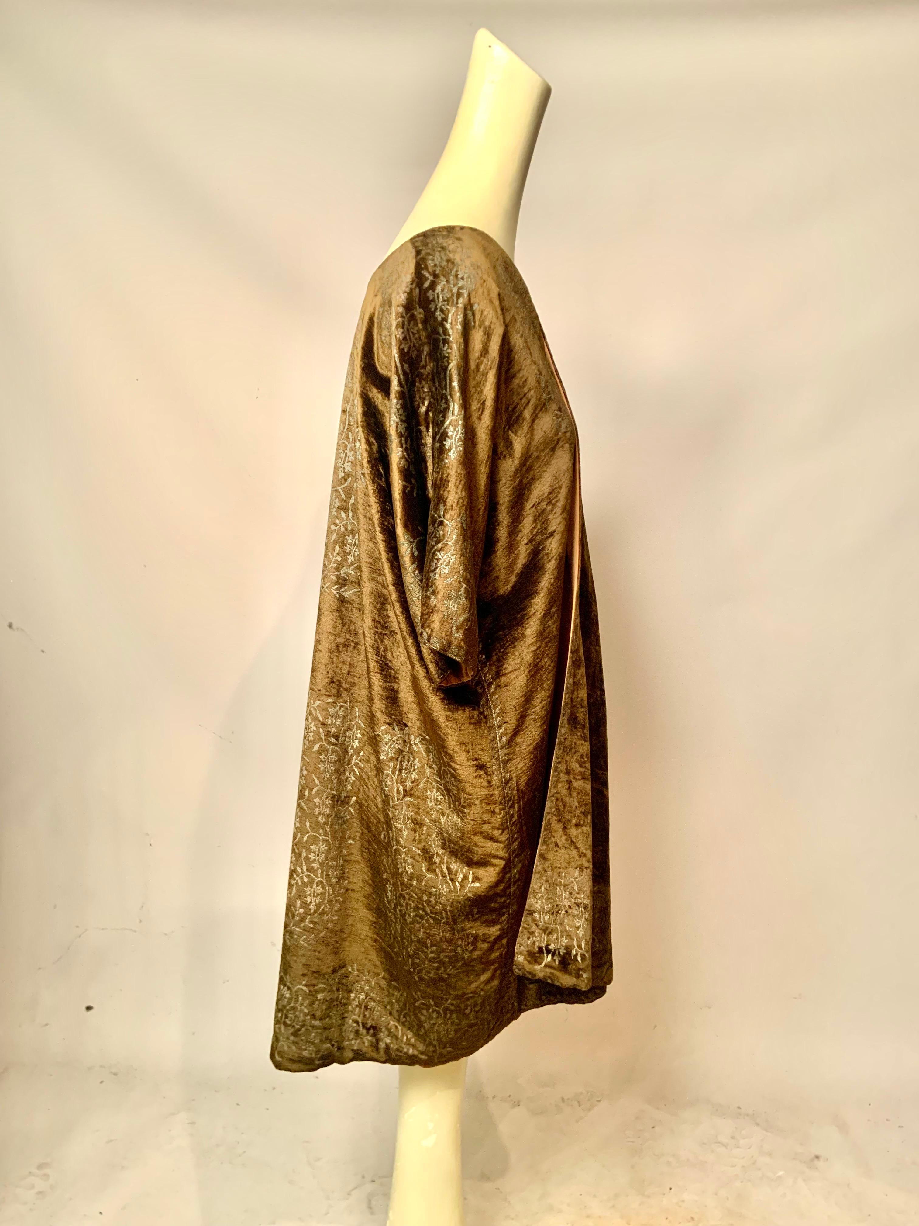 Fortuny Orientalist Style Manteau en velours vert olive avec motifs en pochoir argenté en vente 1