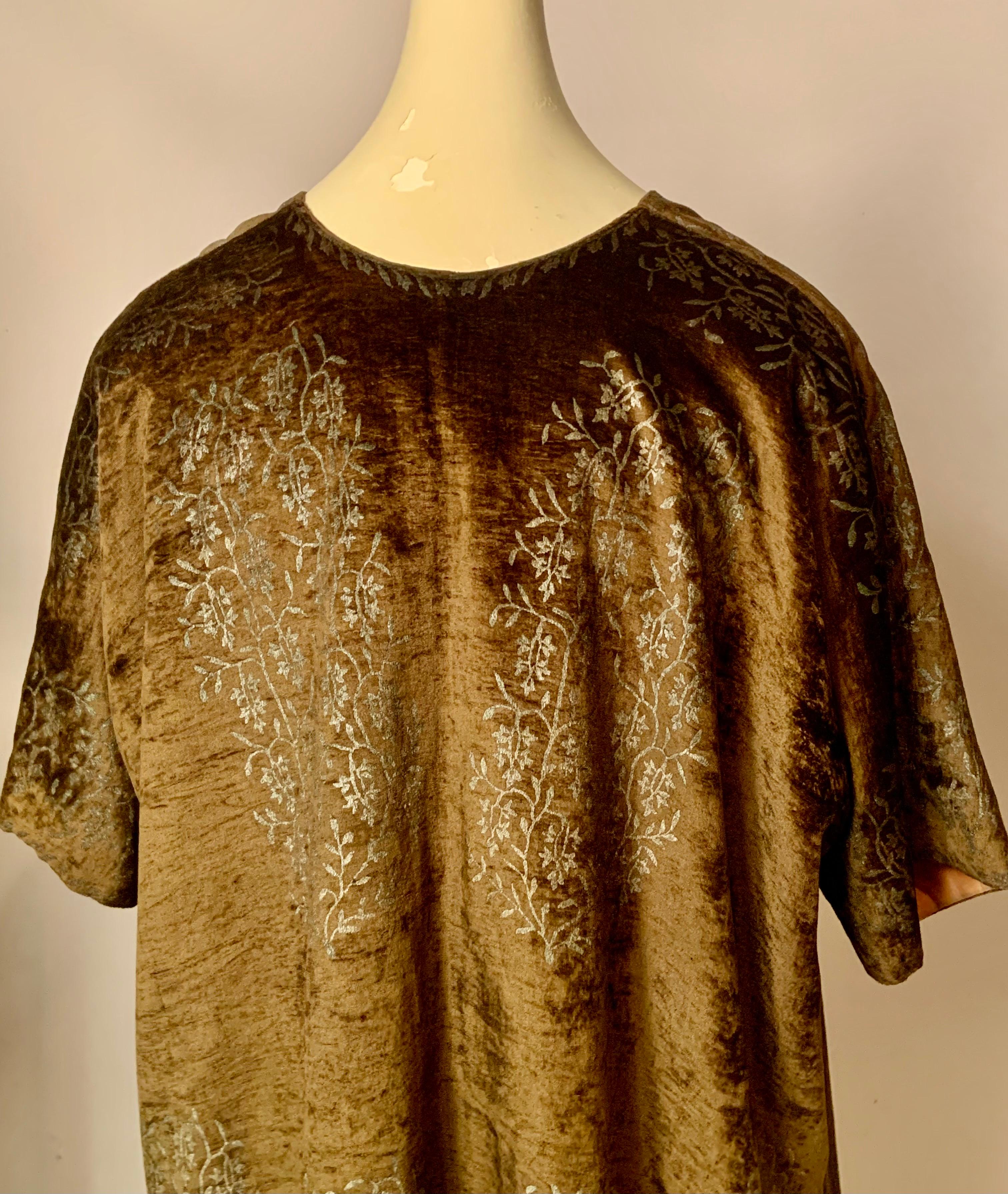 Fortuny Orientalist Style Manteau en velours vert olive avec motifs en pochoir argenté en vente 2