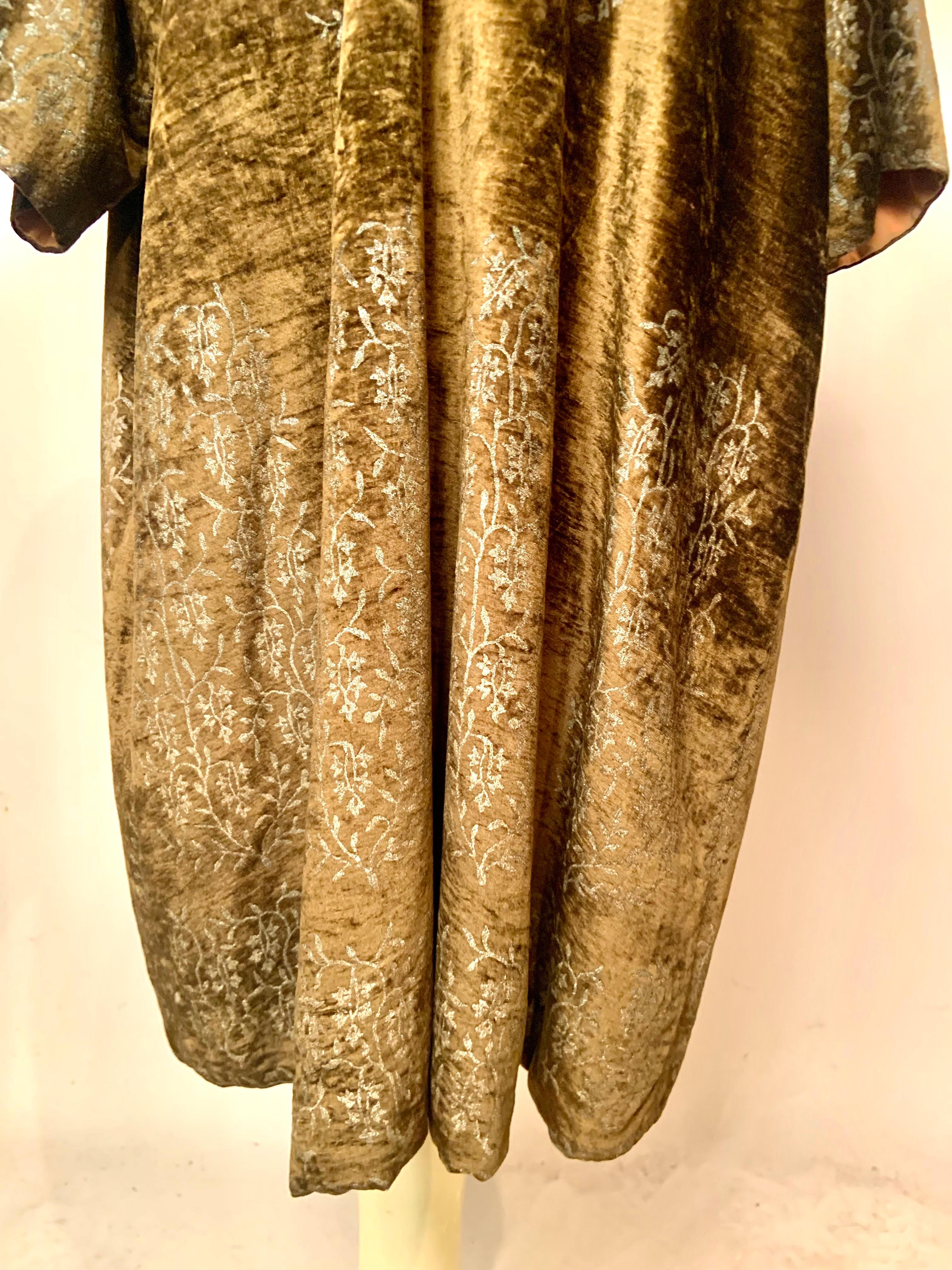 Fortuny Orientalist Style Manteau en velours vert olive avec motifs en pochoir argenté en vente 4