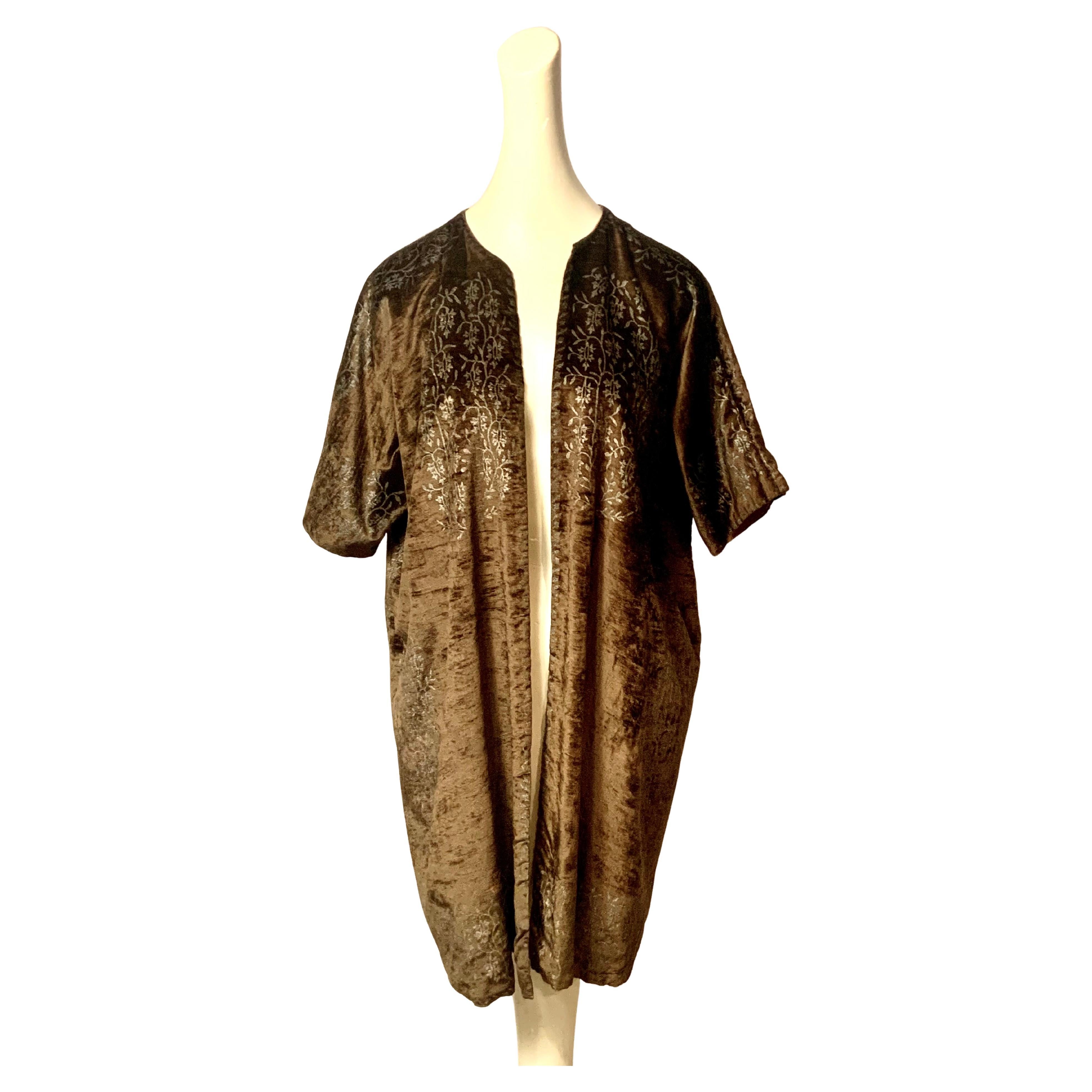 Fortuny Cappotto in velluto verde oliva in stile orientalista con motivi stencil in argento