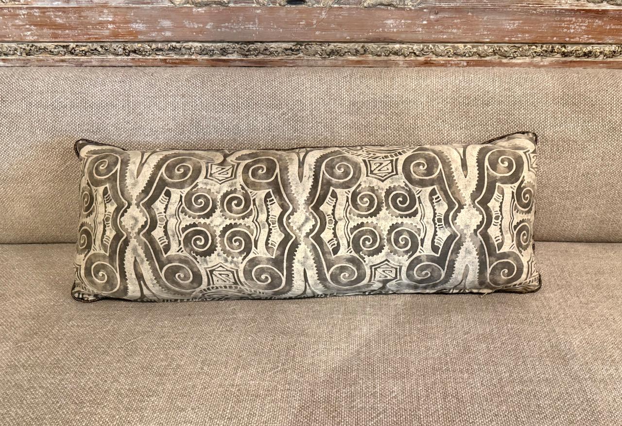 Si tratta di un cuscino per divano lungo creato di recente con tessuto vintage 