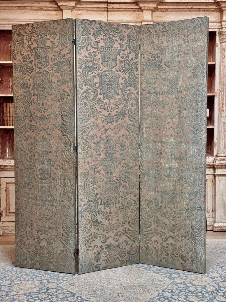 Stupendo paravento d'epoca a tre pannelli di Fortuny. Grazioso motivo Caranvalet blu chiaro e oro chiaro.

Dimensioni:
Altezza 81,5
Larghezza  70