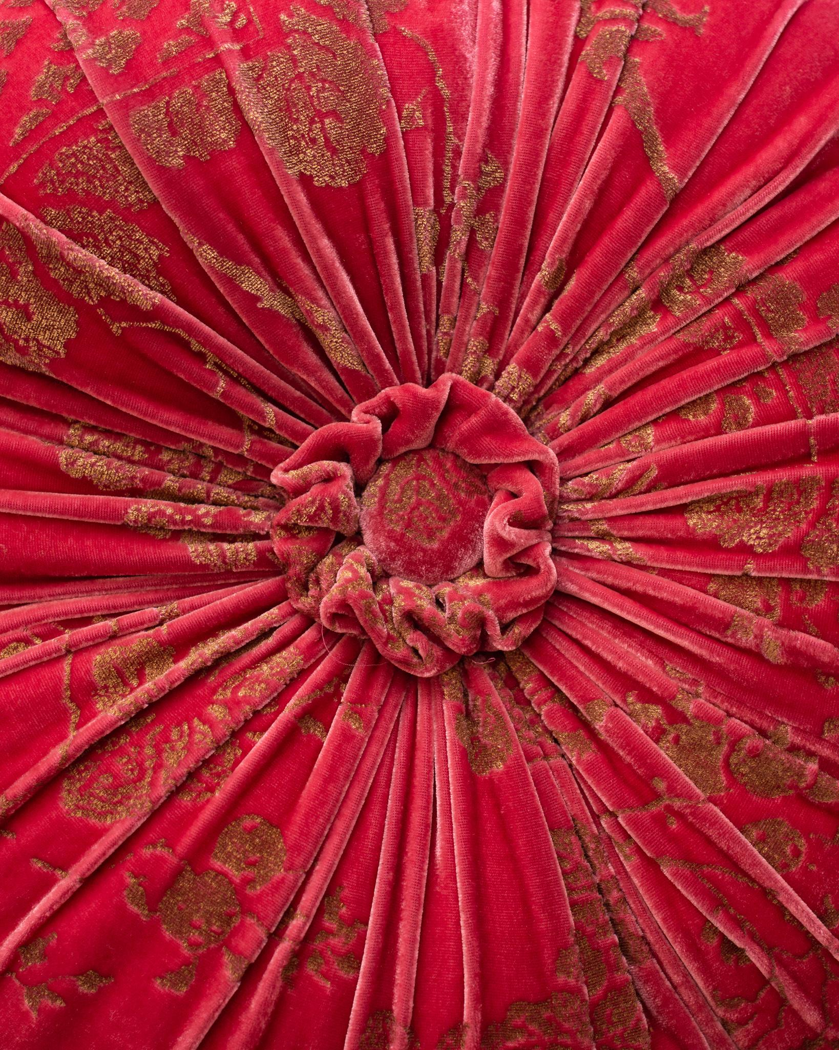 Coussin rond en velours rouge et or Fortuny / Venetia Studium Neuf - En vente à Toronto, ON