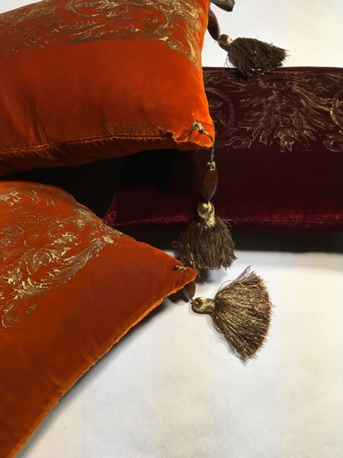 Fortuny Venice style set of two orange tones and one red Rubin silk pillows in golden color hand printed.

This set of pillows is composed by three pieces in three different colors, two orange tone and one in red Rubin.
The pure silk velvet hand
