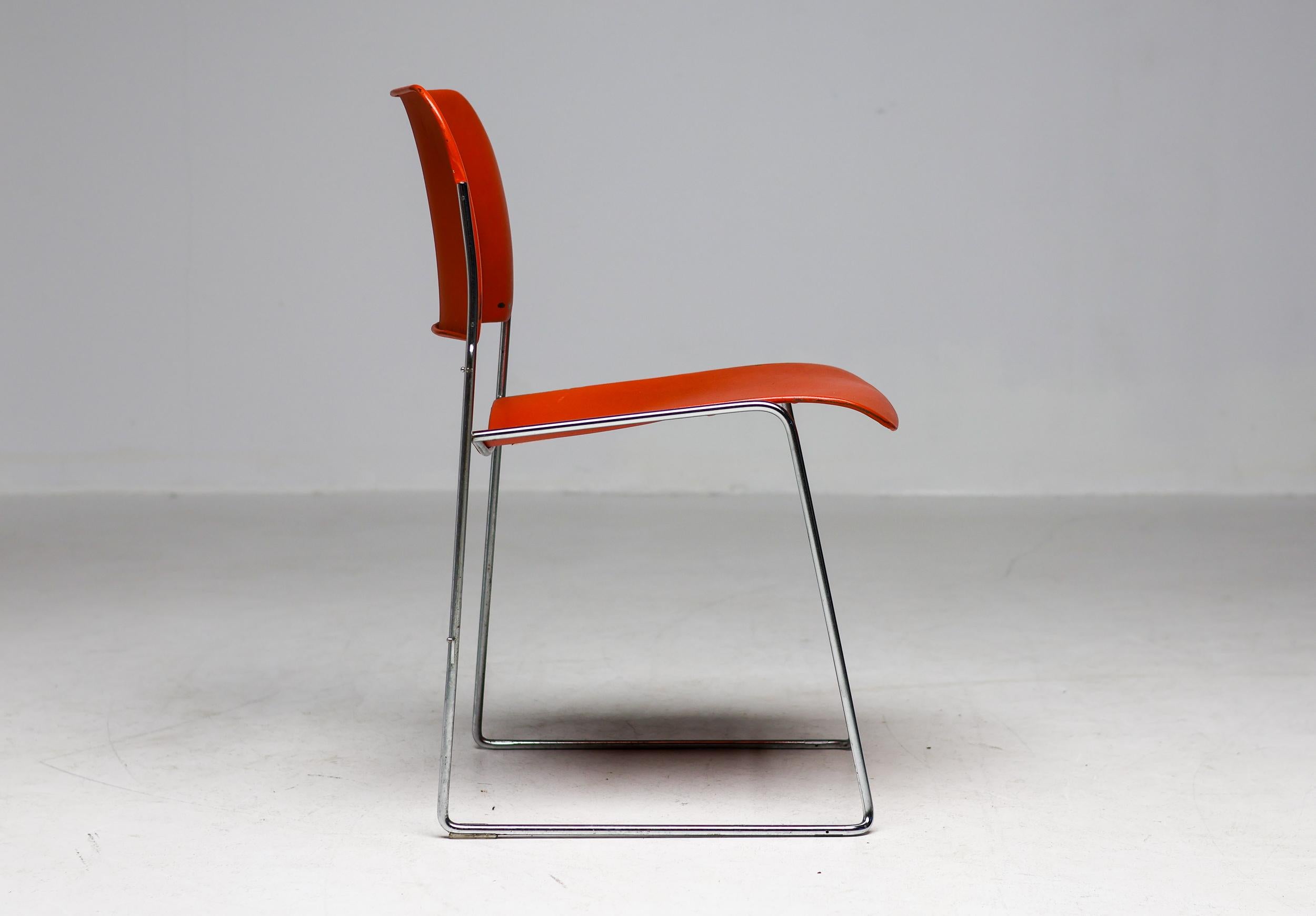 La chaise 40/4, un chef-d'œuvre intemporel conçu par David Rowland et fabriqué par le fabricant d'origine Office Furniture Systems. Il s'agit d'exemplaires originaux des années 1970, avec siège et dossier en acier émaillé, en bon état. Nous avons un