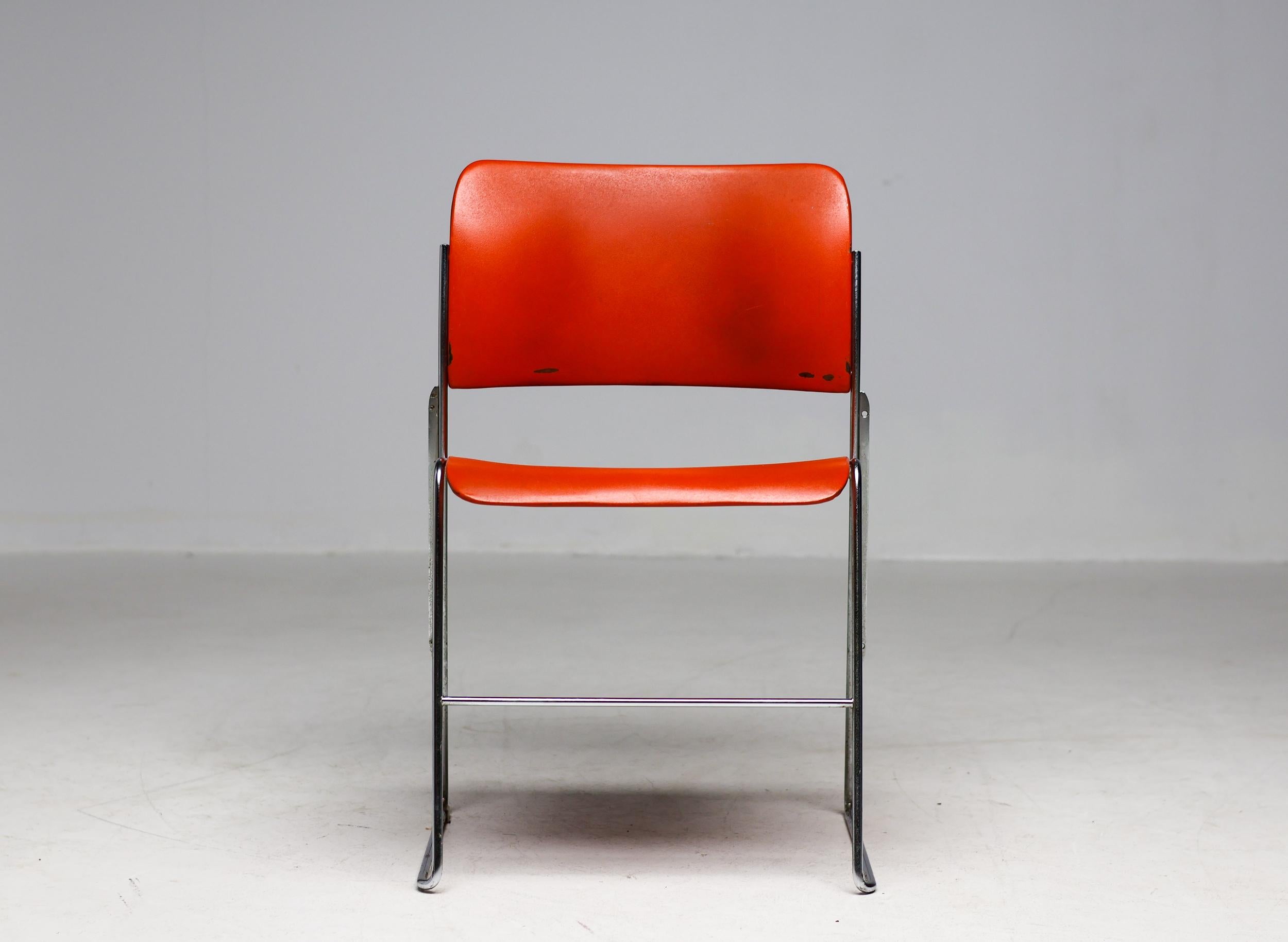 Émaillé Forty Red and Brown Stackable 40/4 Chairs by David Rowland - OF USA en vente