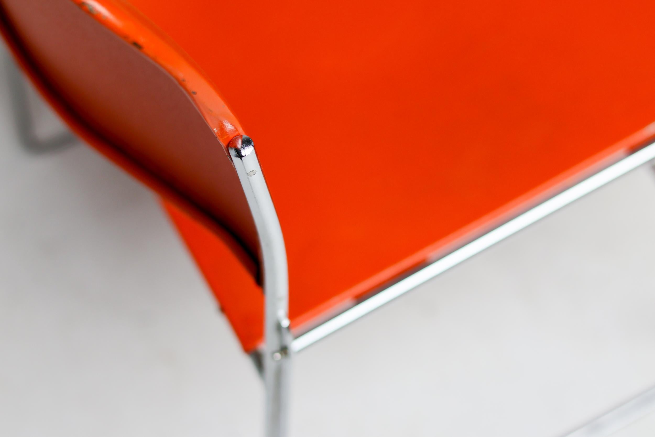Fin du 20e siècle Forty Red and Brown Stackable 40/4 Chairs by David Rowland - OF USA en vente