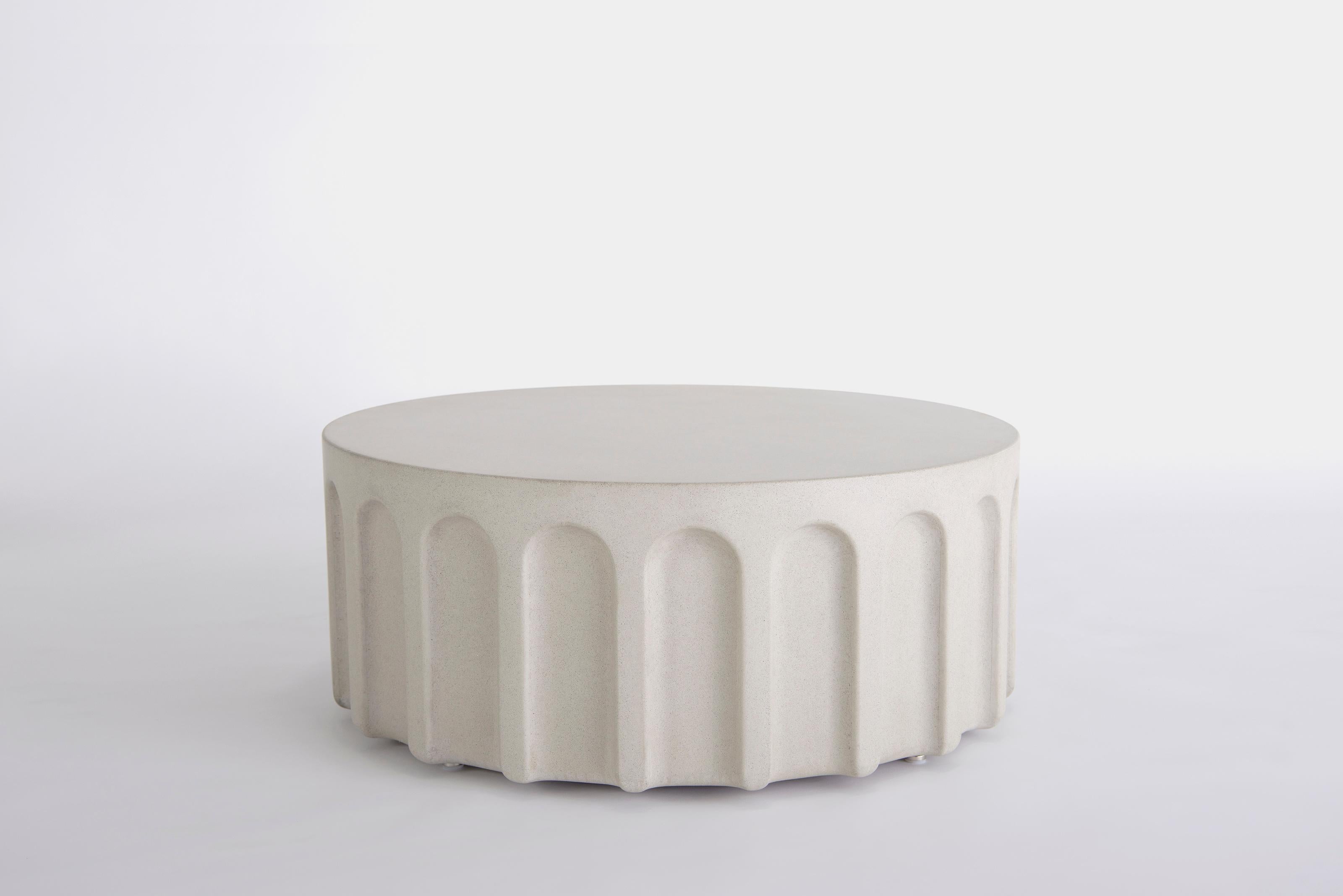 Forum-Couchtisch von Phase Design
Abmessungen: Ø 88,9 x H 33,02 cm. 
MATERIALIEN: Sockel aus glasfaserverstärktem Beton.

Bewehrter Beton. Geeignet für Innen- und Außenanwendungen. Erhältlich in Kreide, Nebel, Madrone und Obsidian. Bitte