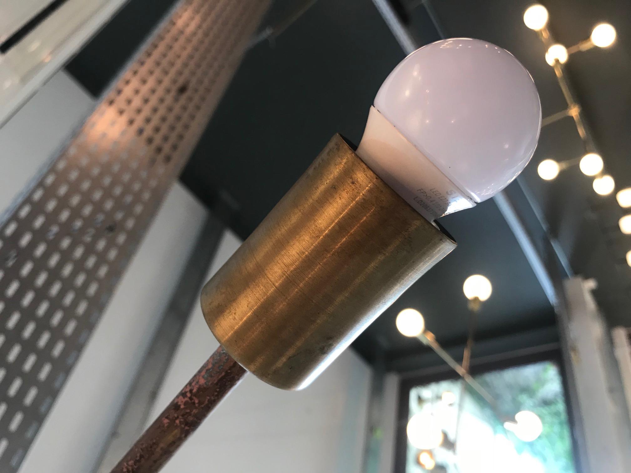 Ottone Forward - Lampada a sospensione brasiliana contemporanea in ottone scultoreo in vendita