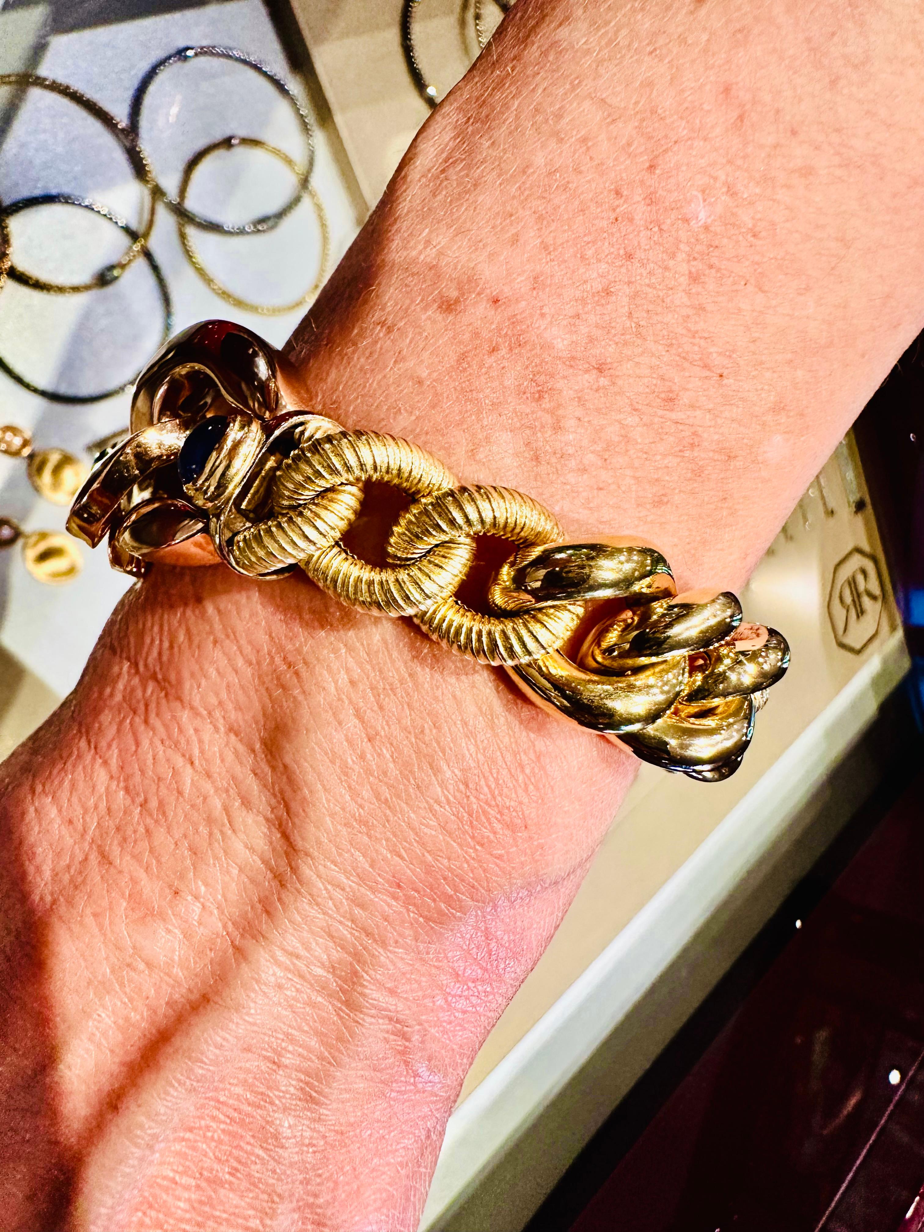 Un bracciale che esprime carattere e raffinatezza, dove la solidità delle maglie si intreccia alla delicatezza di un design senza tempo. Realizzato in oro giallo 18 carati, questo capolavoro richiama il dinamismo di una catena eterna, simbolo di