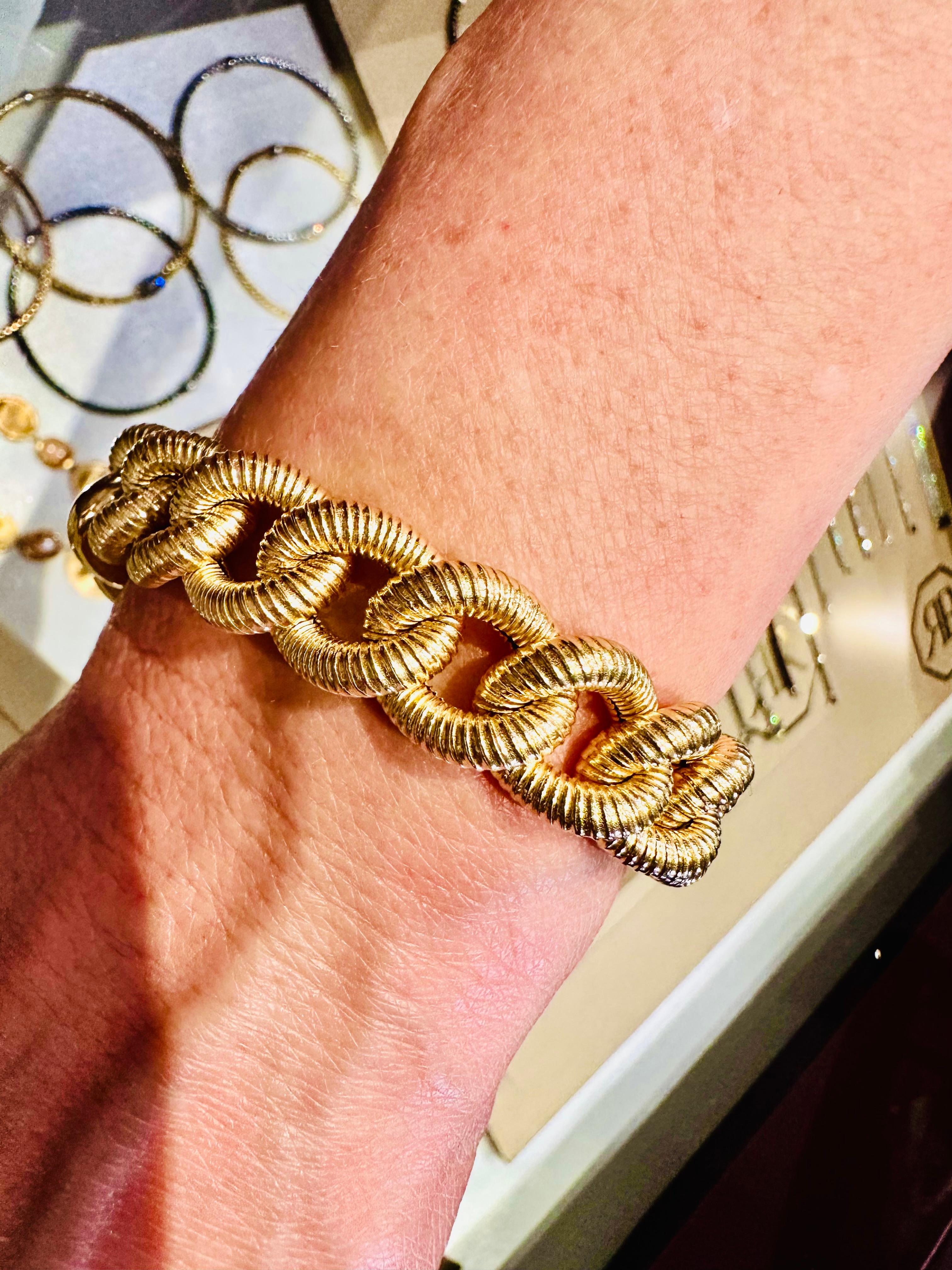 Forza ed Eleganza: Bracciale a Catena in Oro Giallo gr 49.67 For Sale 1