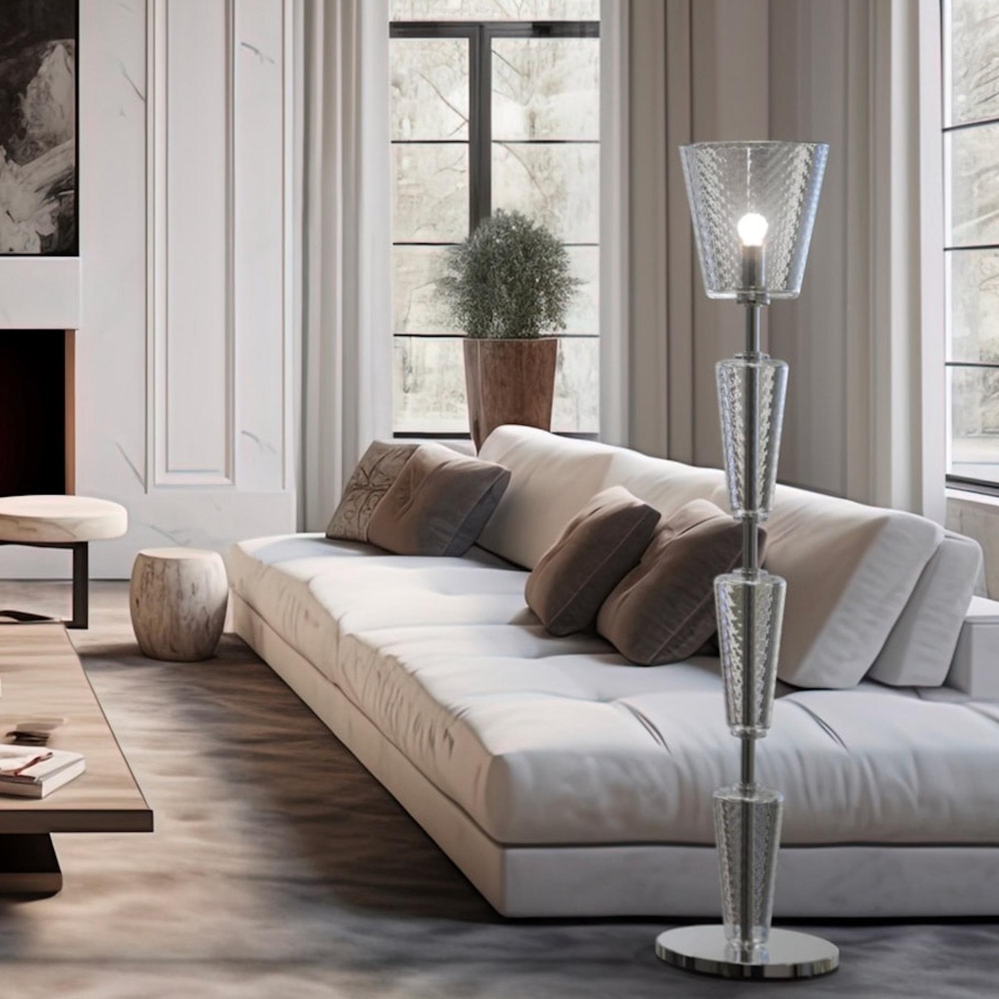 Stehleuchte 1 Licht Led.
Innovative Formen für eine raffinierte Stehleuchte.

Diese Stehlampe wird von Glasmachermeistern nach alten und geheimen Traditionen, die seit Jahrhunderten von Vater zu Sohn weitergegeben werden, vollständig von Hand