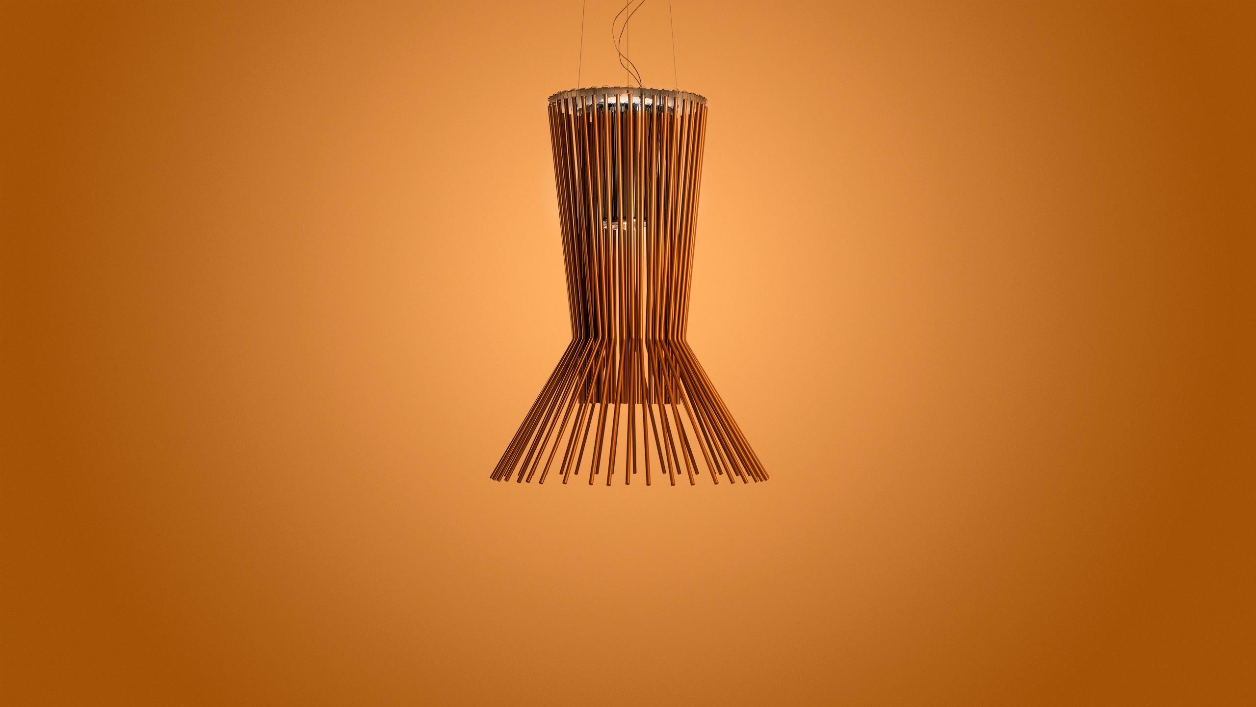 The Allegretto lamps are the result of harmonious, slim silhouettes, which form three-dimensional shapes and games of light and shadow, in three variations on the main theme. High-tech and sprightly, the Allegretto Ritmico suspension lamp boasts a