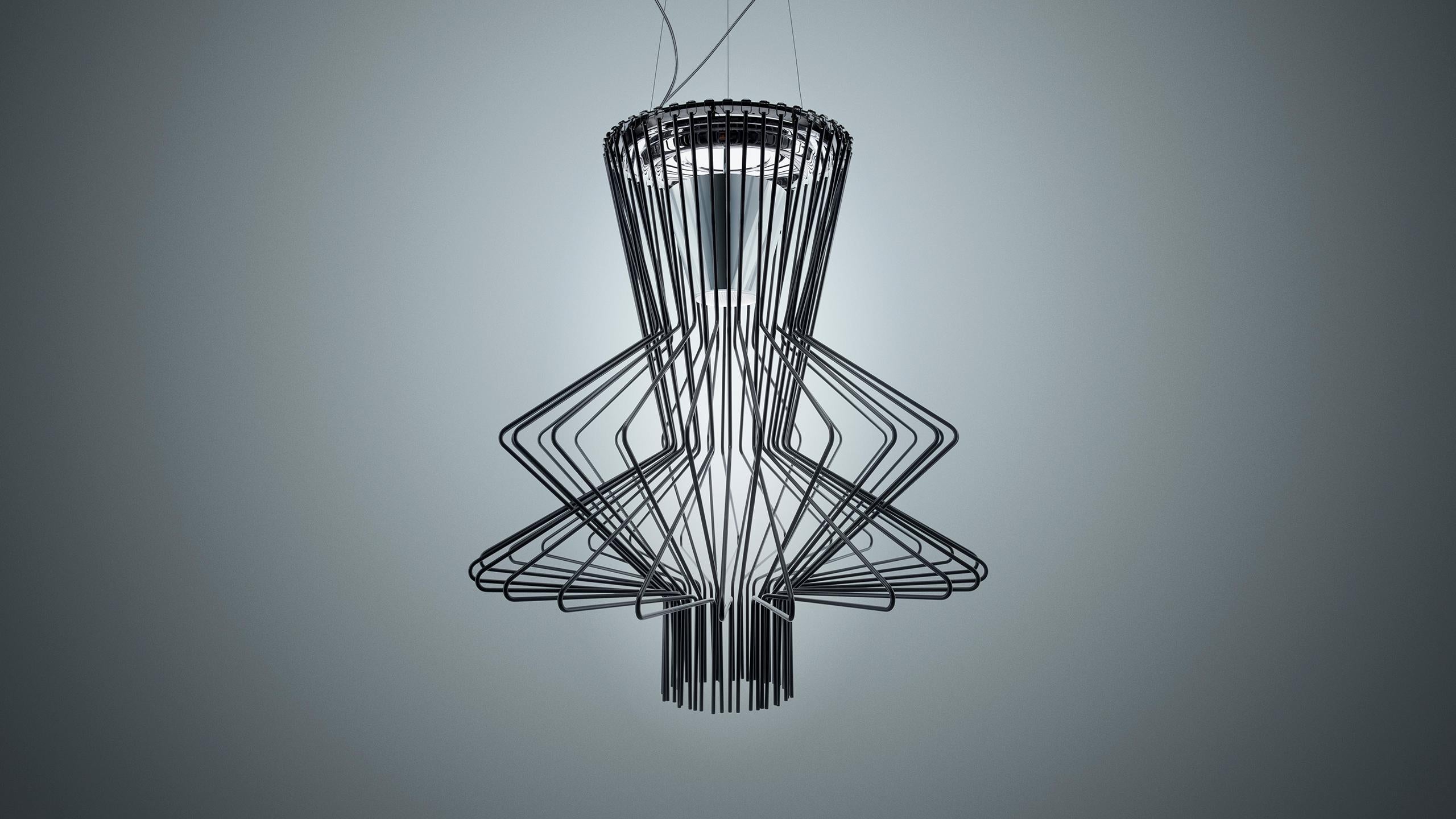 Con il loro modo del tutto speciale di distinguere e illuminare un ambiente, le lampade Allegro sono un concetto che combina effetti di luce e design grafico. L'incrocio di due forme diverse porta alla creazione della lampada a sospensione Allegro