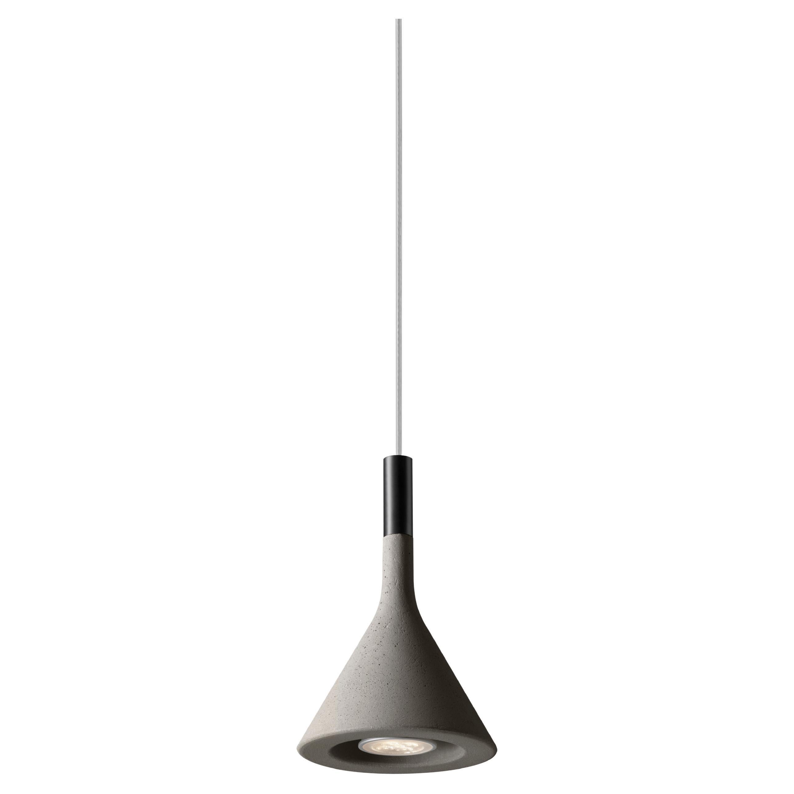 Un calcestruzzo speciale, formulato in esclusiva, è il protagonista delle lampade Aplomb. La versione a sospensione, Aplomb Mini, è caratterizzata da un design compatto che la rende perfetta per l'utilizzo in compagnia o in composizioni