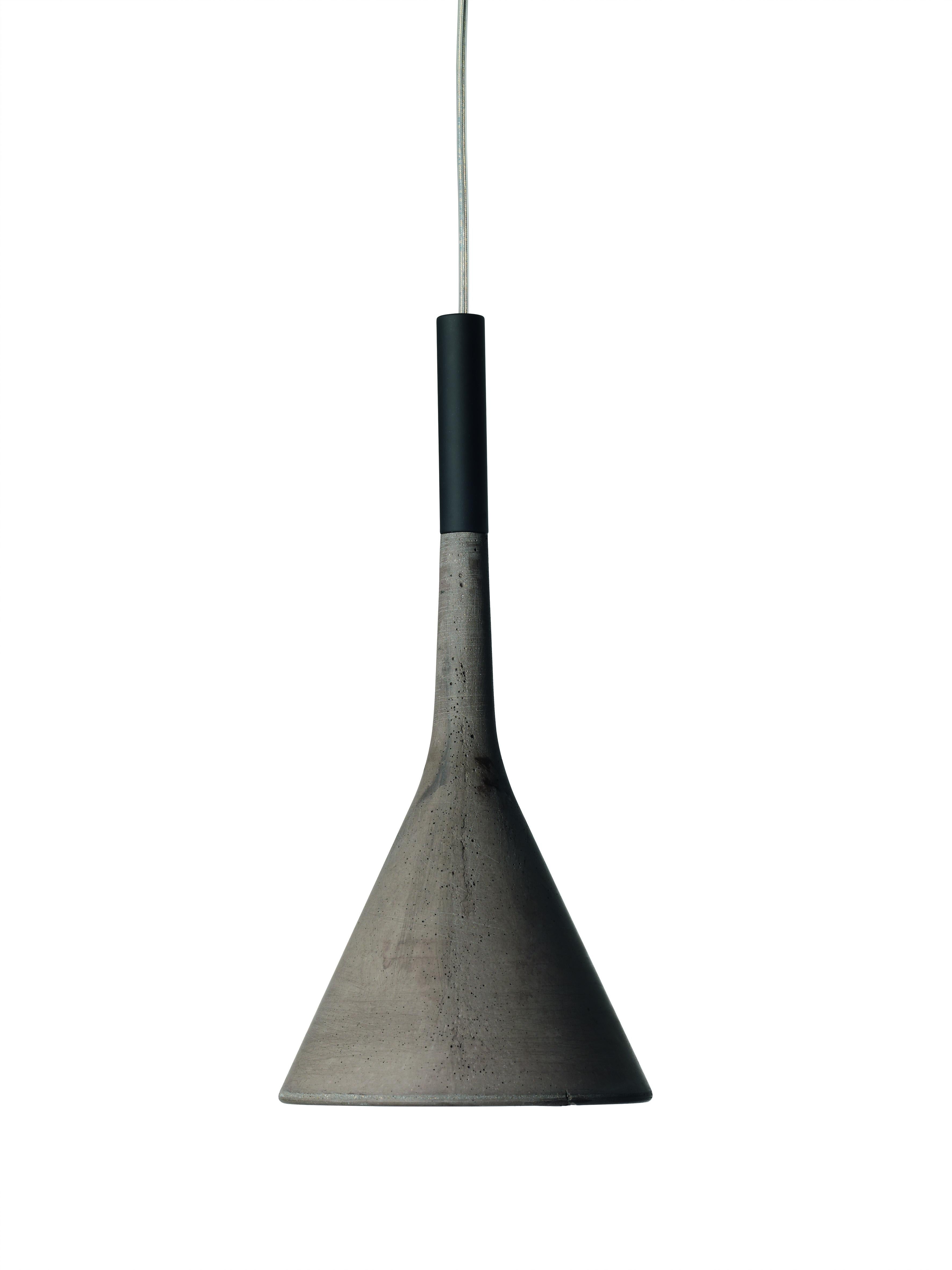 A special, exclusively formulated concrete plays the starring role in the Aplomb lamps, a model that combines sophistication with texture to cast a concentrated beam of light downwards.

Materials:
Concrete, aluminum.

Light source:

Max 1x9W