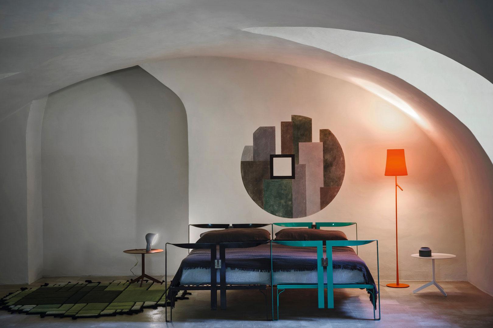 Resina Lampada da tavolo Foscarini Binic in blu di Lonna Vautrin in vendita
