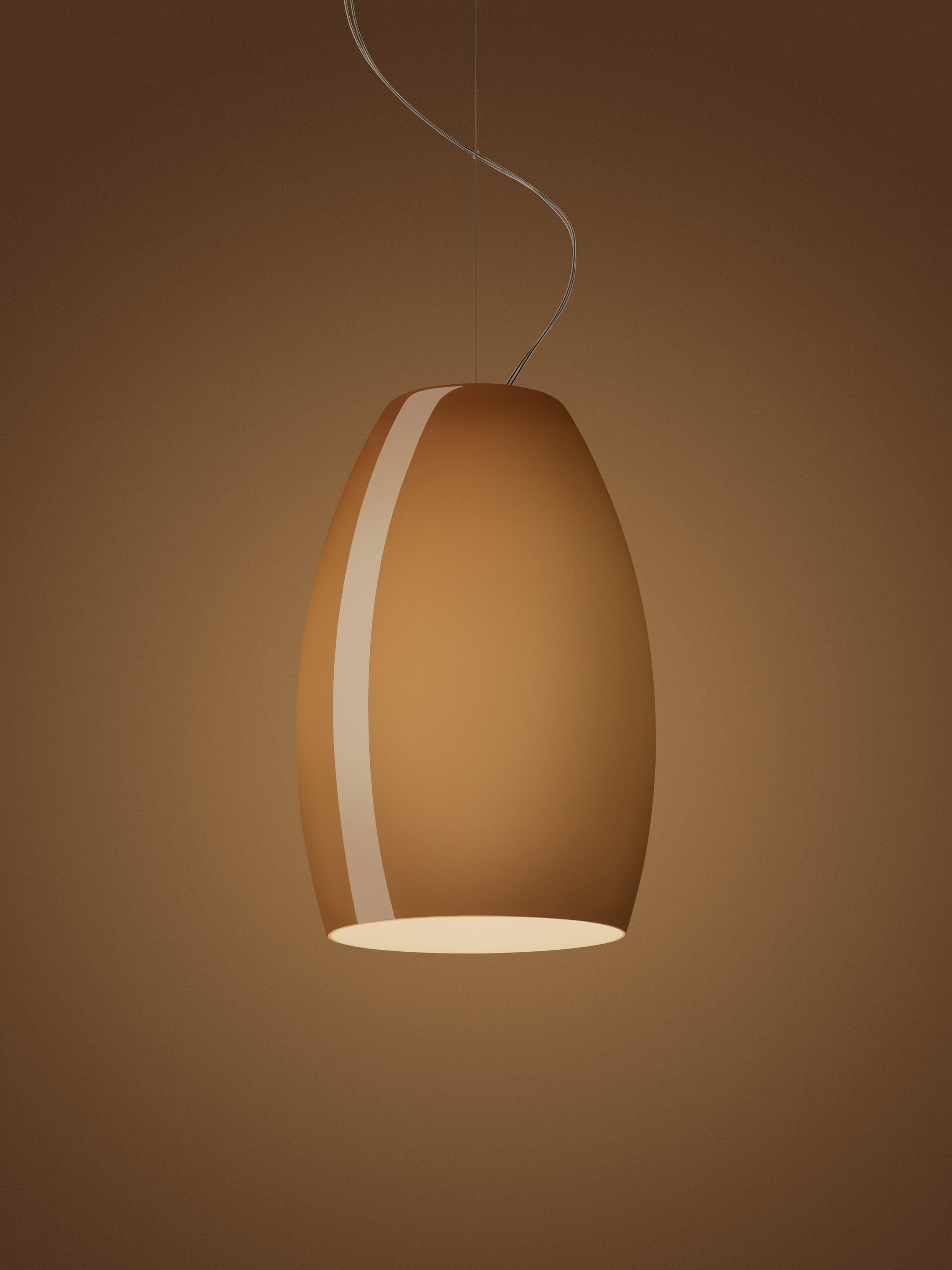 Lampe à suspension avec lumière diffuse et descente. Diffuseur en verre soufflé à la main, blanc à l'intérieur et coloré à l'extérieur, avec une finition brillante. Avec son intérieur jaune paille, la version 