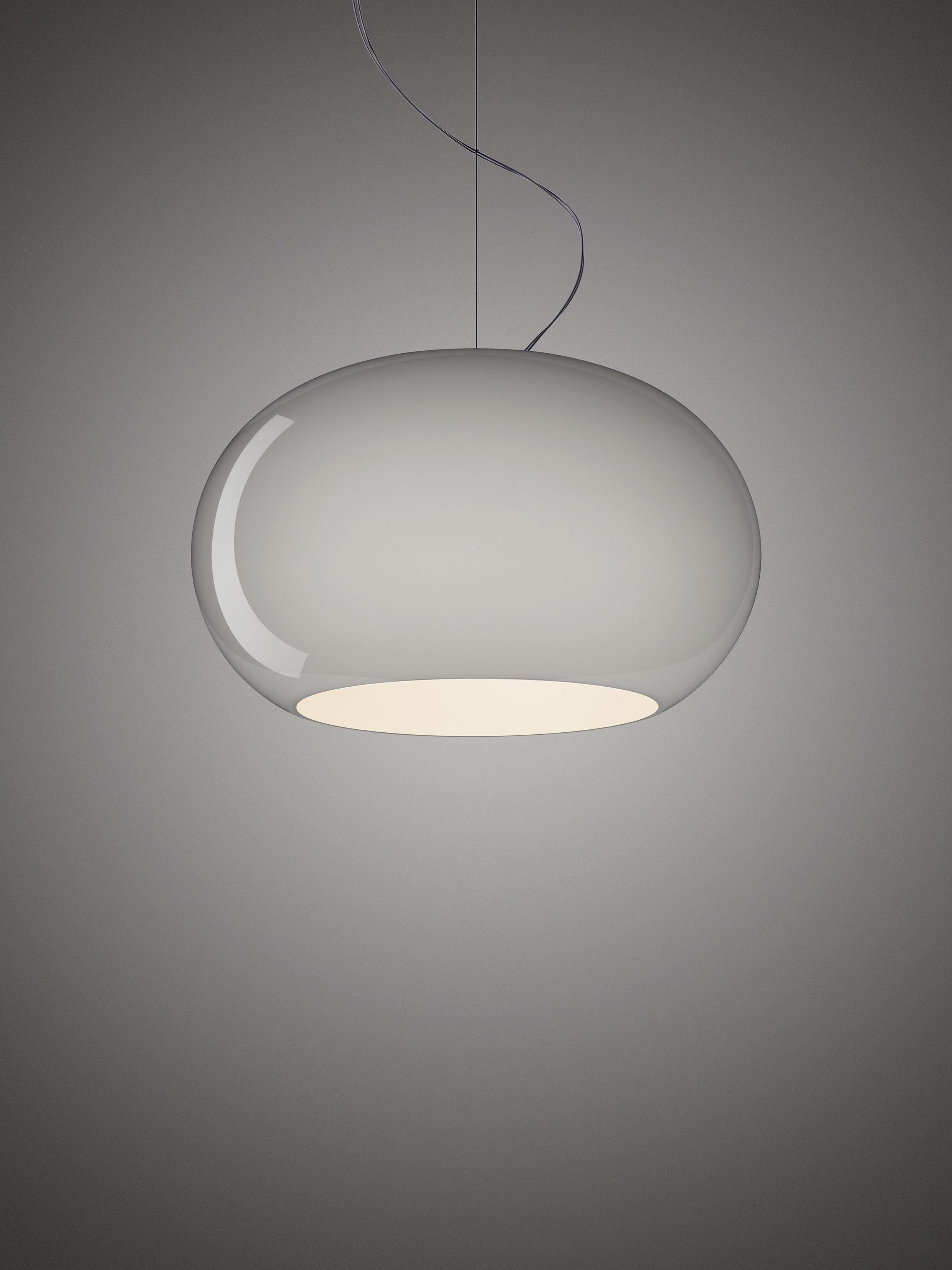 Suspension lamp with diffused light and down. Hand blown cased glass diffuser, white on the inside and colored on the outside, with glossy finish. With the straw-yellow interior, the 