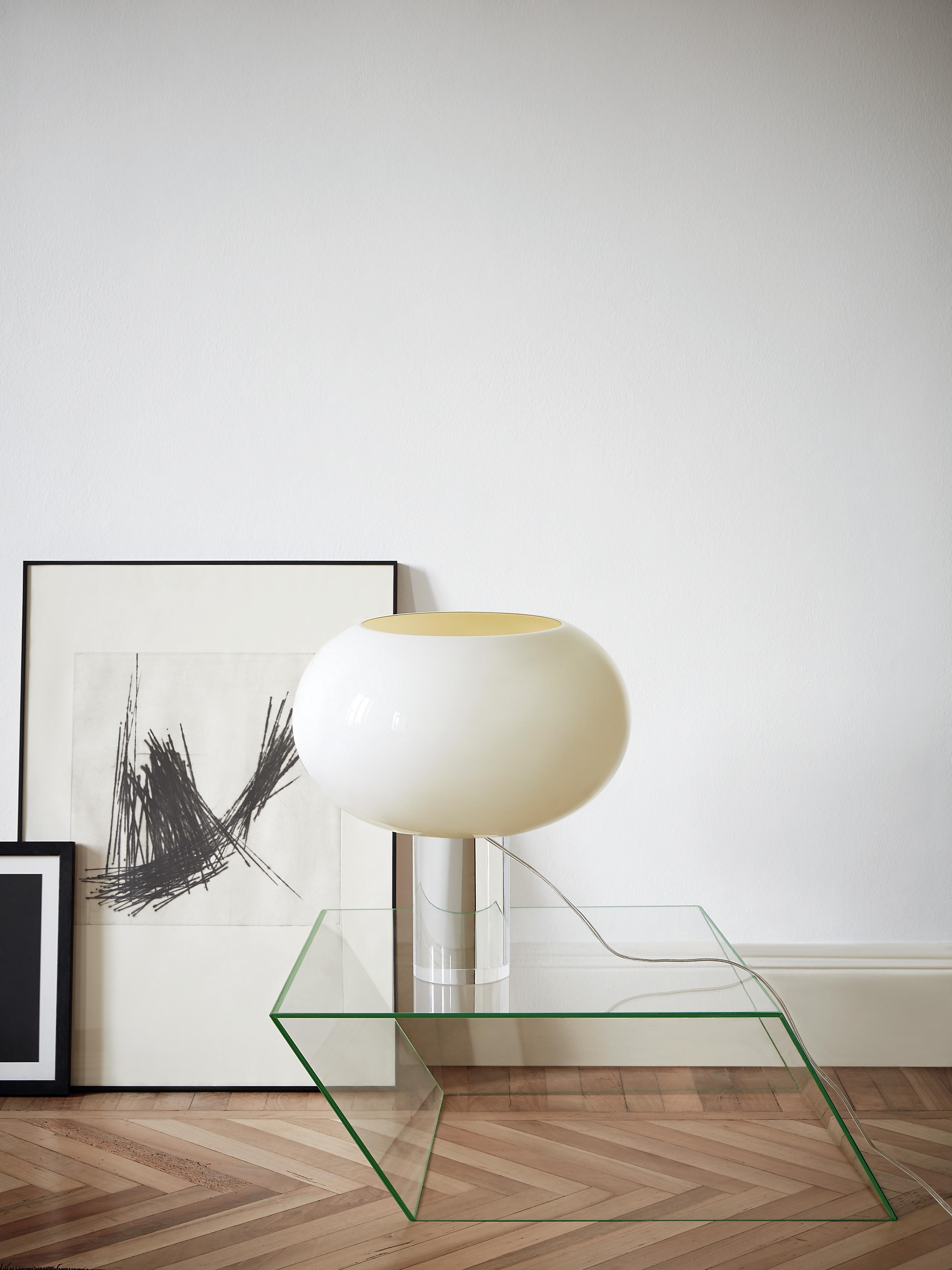 Suspension lamp with diffused light and down. Hand blown cased glass diffuser, white on the inside and colored on the outside, with glossy finish. With the straw-yellow interior, the 