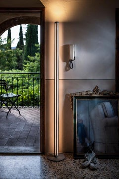 Lámpara de pie Foscarini Chiaroscura Gris Oscuro de Alberto + Francesco Meda