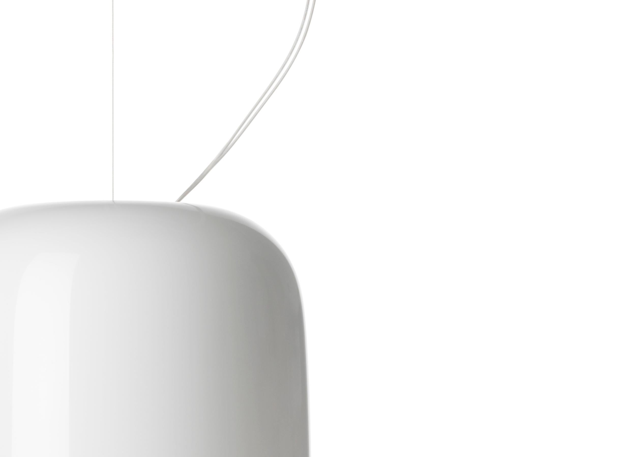 Lampada a sospensione a luce diretta. Il diffusore in vetro soffiato a mano è rivestito a liquido con una finitura lucida. Supporto del diffusore in policarbonato trasparente stampato a iniezione, cavo di sospensione in acciaio inox e cavo elettrico