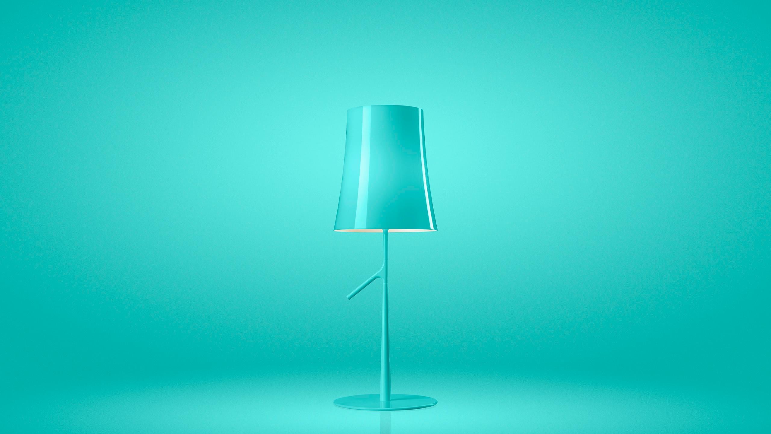 Table lamp with diffused light. Die cast zinc alloy base and steel rod, both liquid coated. Opaline injection molded polycarbonate internal diffuser, translucent injection molded polycarbonate external diffuser. In the large version and in the small