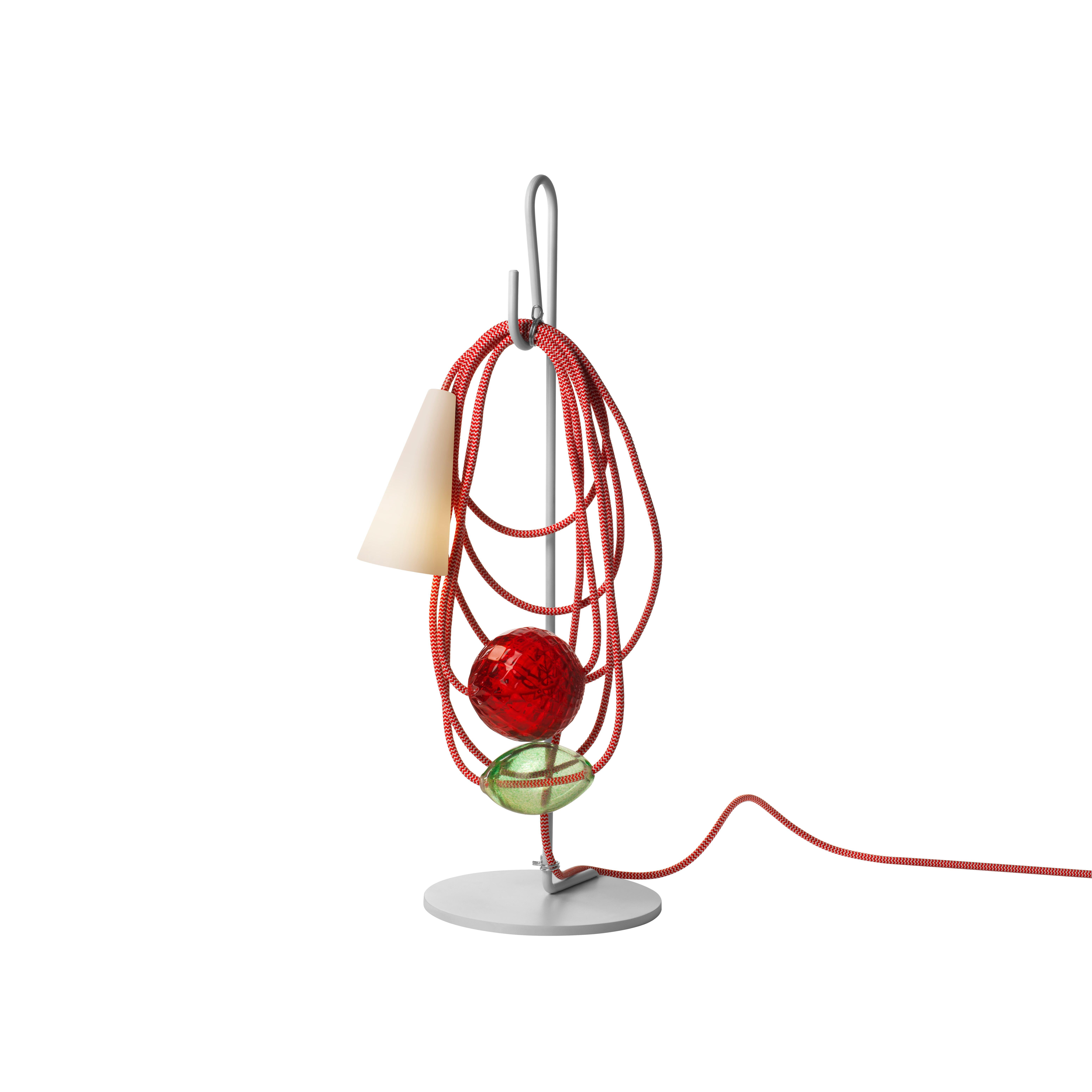 Il s'agit d'un chef-d'œuvre artistique, qui résulte du concept du designer consistant à démonter la lampe et à assembler chaque composant individuel. Non conventionnel et d'un grand attrait pour l'ameublement, Filo est un boulier de couleurs qui