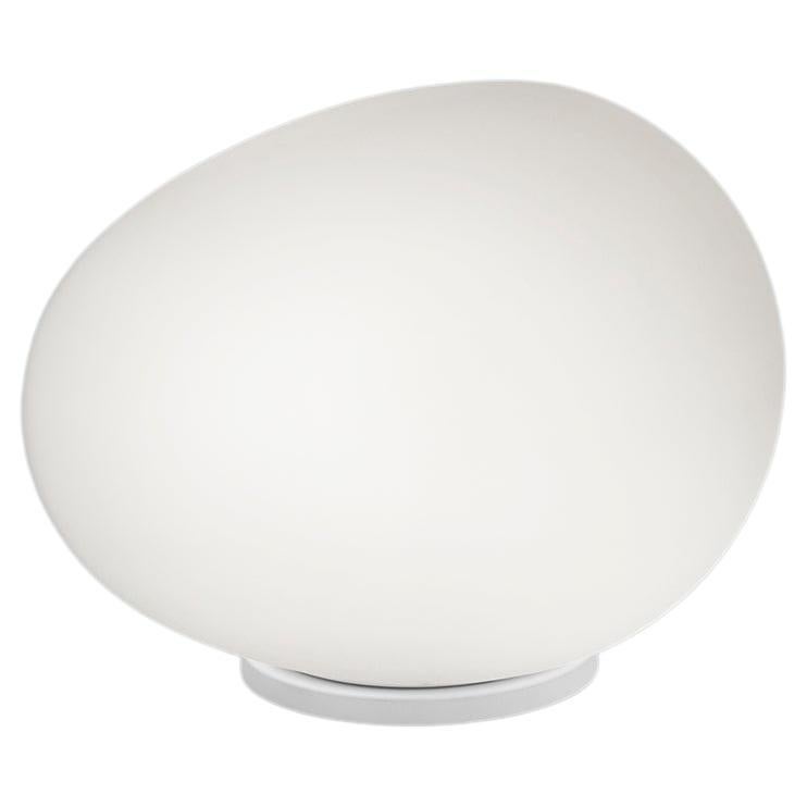 Le lampade da tavolo Gregg hanno una deliziosa forma organica, come i ciottoli levigati da un fiume, e sono realizzate in vetro soffiato a mano in varie dimensioni.

Materiali:
Vetro soffiato satinato e metallo laccato.

Fonte di luce:
Halo 1x