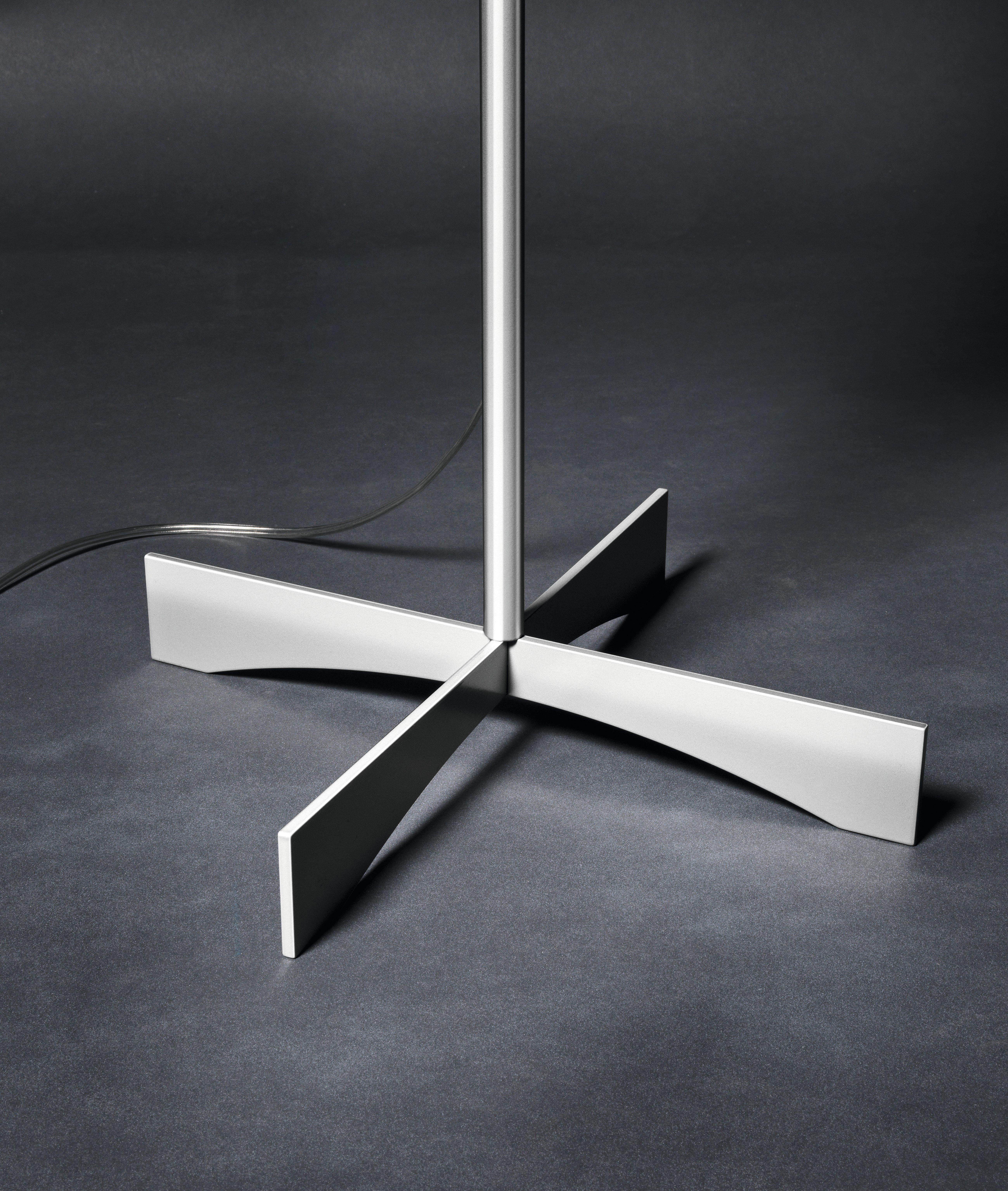 Floor lamp with diffused light. Diffuser consisting of four injection molded polyethylene parts joined by chromed metal hooks. Base, diffuser support and rod made of epoxy powder coated or glossy chromed metal. ON/OFF switch or dimmer switch fitted