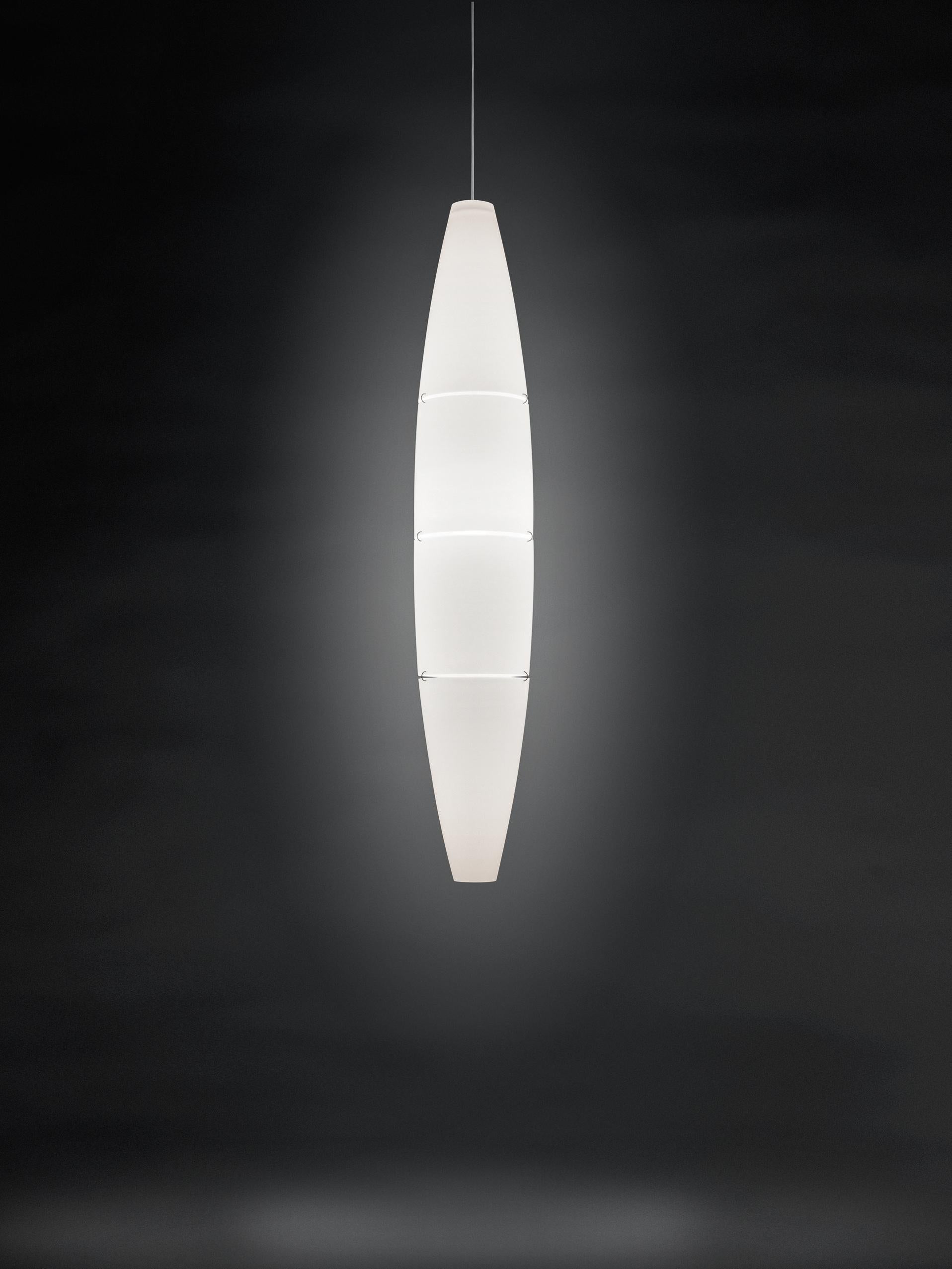 Suspension lamp with diffused light. Diffuser consisting of four injection molded polyethylene parts. aluminum painted metal diffuser support and wall rose, transparent electrical cable.

Materials:
Injection molded polyethylene and varnished