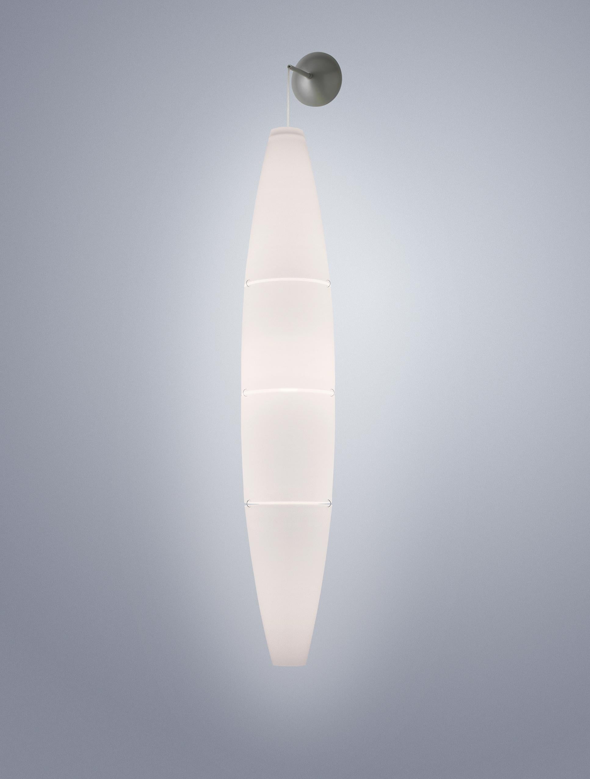 Suspension lamp with diffused light. Diffuser consisting of four injection molded polyethylene parts. aluminum painted metal diffuser support and wall rose, transparent electrical cable.

Materials:
Injection molded polyethylene and varnished