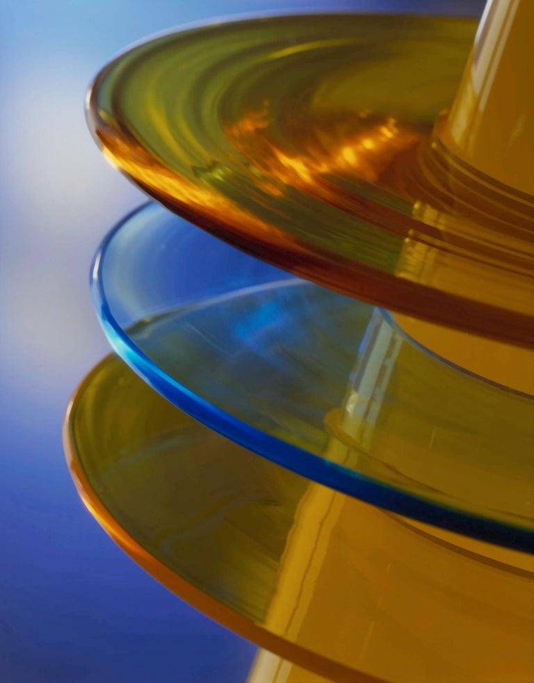 Ein ikonisches Produkt von Foscarini, entworfen von Adam D. Tihany und Joseph Mancini, inspiriert von Kandinsky-Gemälden und dem Bauhaus-Ballett.
Die Tischleuchte K6 besteht aus farbigen, transparenten, mundgeblasenen Glasscheiben, die von Hand