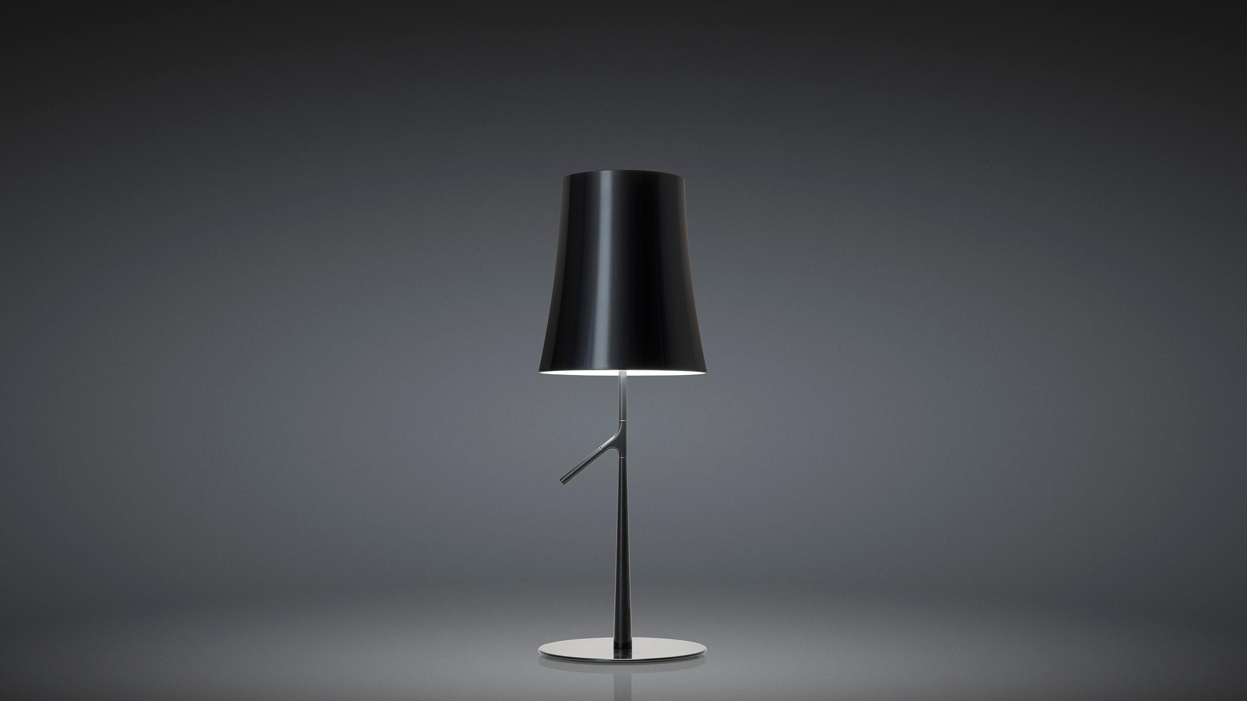 Table lamp with diffused light. Die cast zinc alloy base and steel rod, both liquid coated. Opaline injection molded polycarbonate internal diffuser, translucent injection molded polycarbonate external diffuser. In the large version and in the small