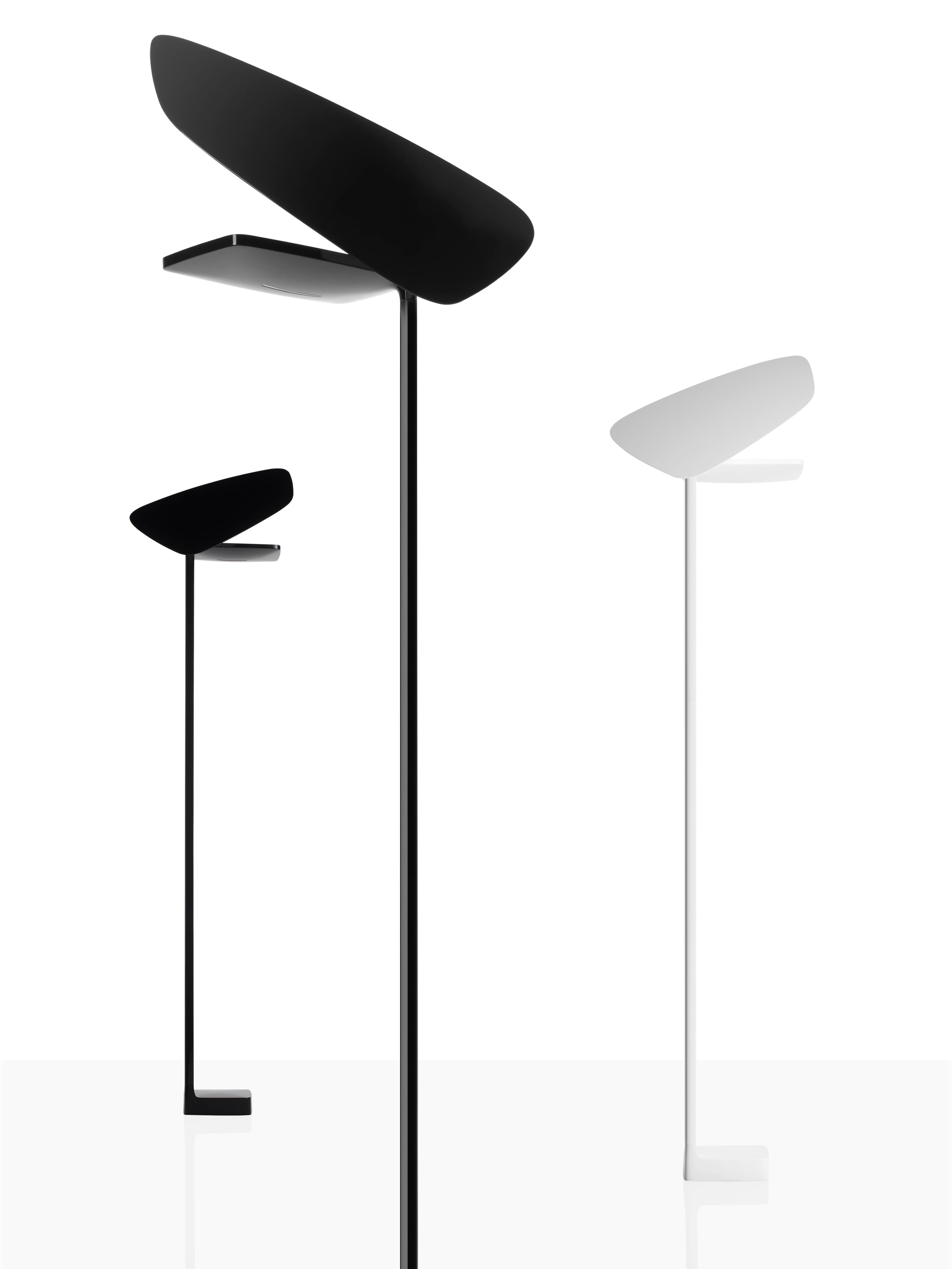Lampadaire à lumière réfléchie indirecte et réglable. La tige est en aluminium extrudé ; la base carrée en alliage de zinc abrite le transformateur et un ballast métallique découpé au laser. Tous deux sont recouverts d'un revêtement en poudre époxy.