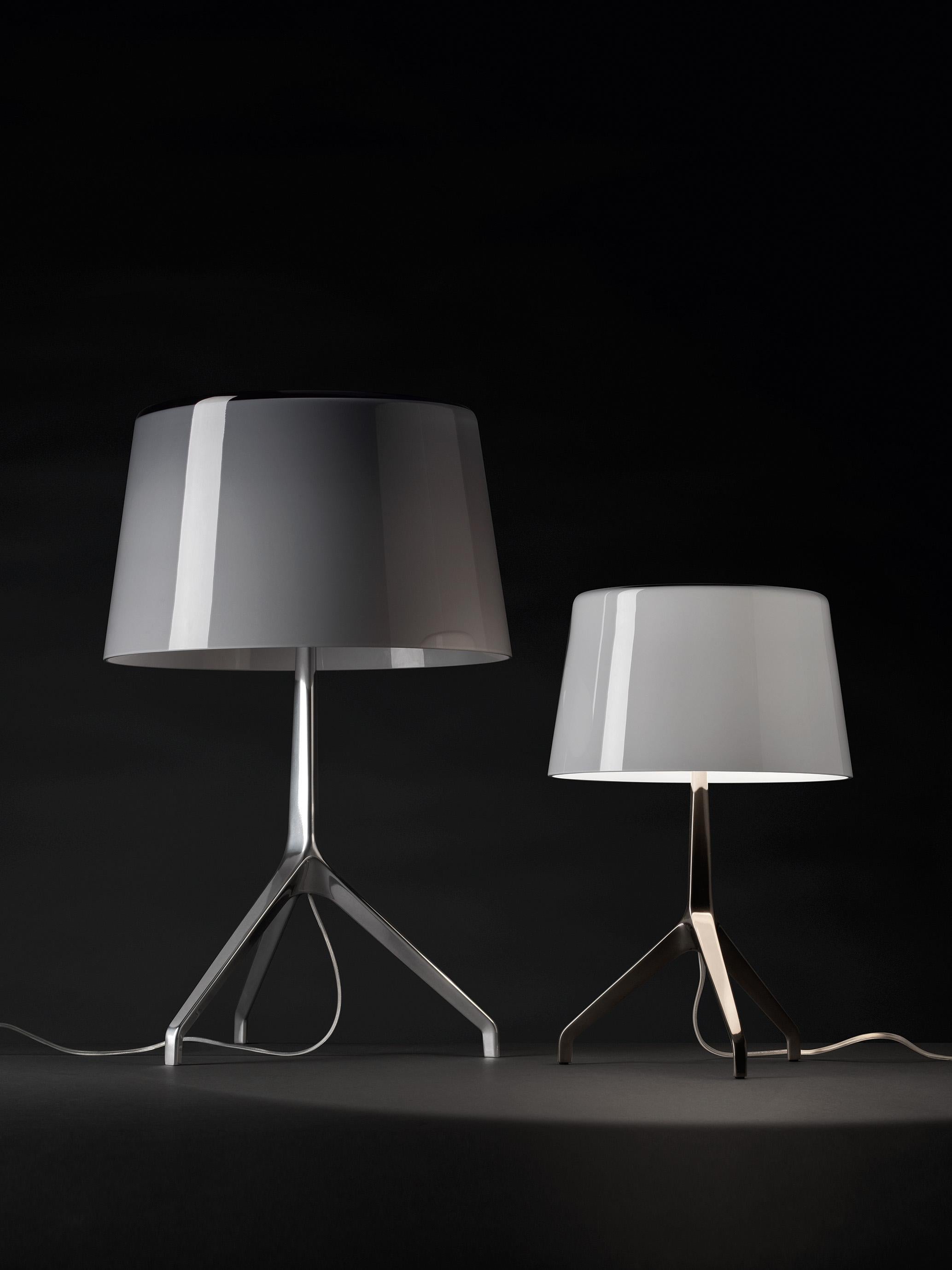 Lámpara de sobremesa de luz directa y difusa. Difusor de vidrio soplado a mano con acabado brillante, blanco por dentro y coloreado por fuera. Base y varilla de aluminio fundido a presión, acabadas y pulidas a mano en la versión de aluminio,