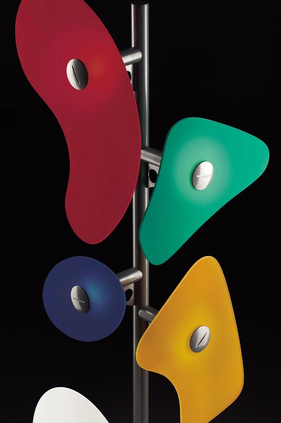 Lampada da terra a luce diffusa. Telaio centrale a treppiede in metallo verniciato a polvere epossidica e 5 diffusori in vetro satinato di diverse dimensioni e forme, colorati e verniciati, che vengono fissati al telaio con dei fermavetro in metallo