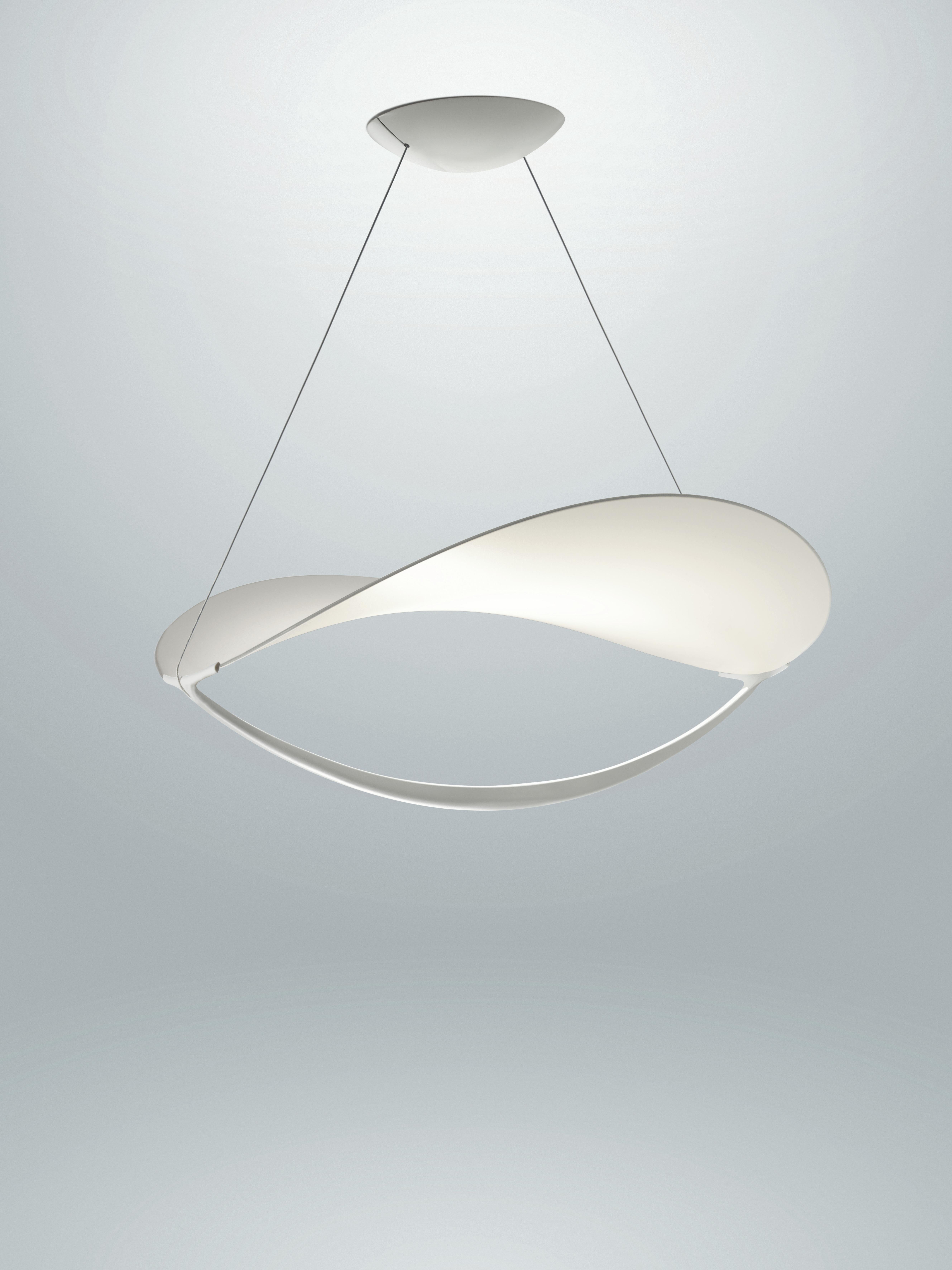 Large in size but light and dynamic, Plena provides dual lighting: reflected on the surface below it, and spreading towards the ceiling. An intriguing light, of special charm, to completely permeate a room while remaining soft and enveloping. Placed