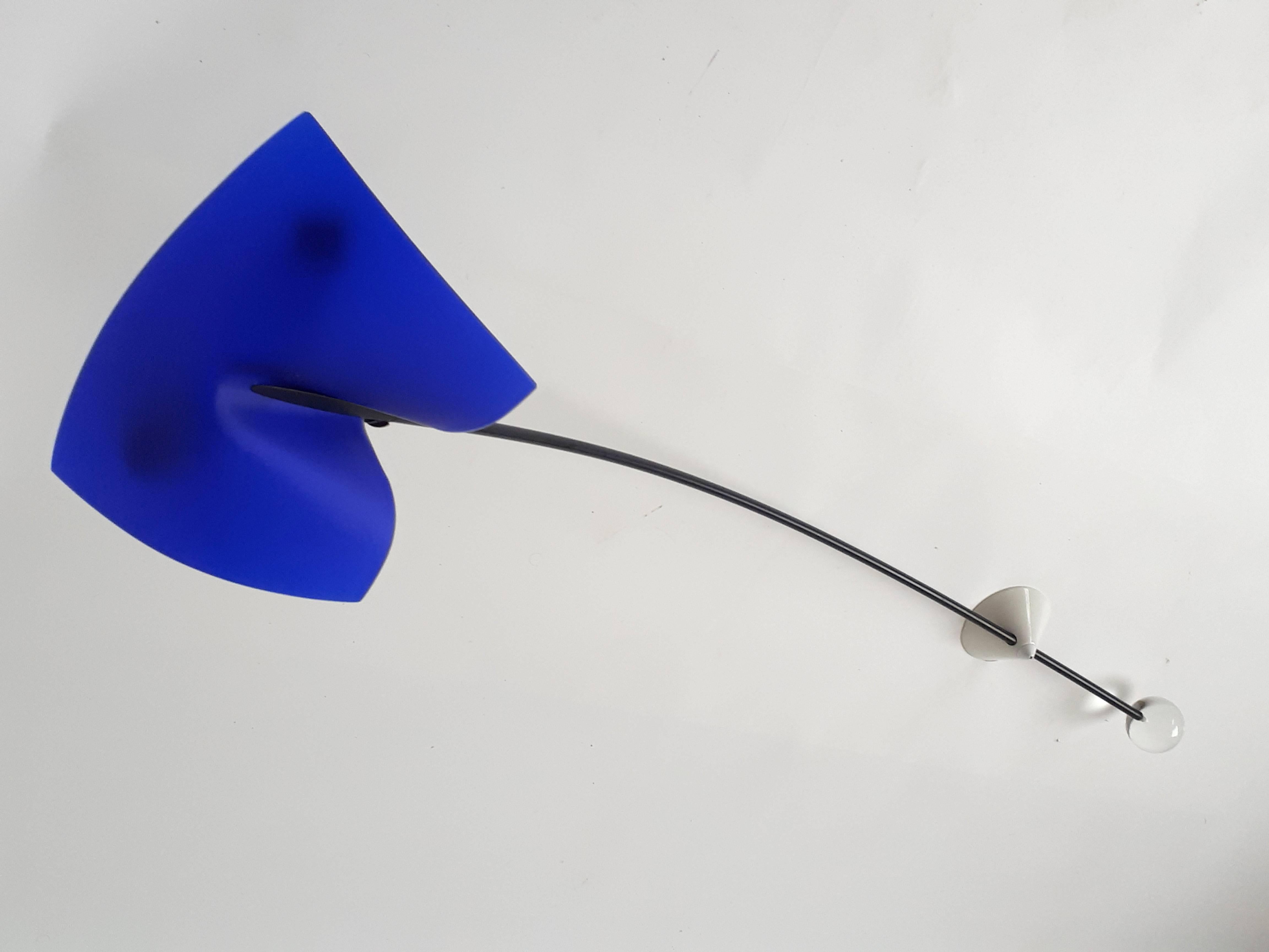 Seltenes Beleuchtungskunstwerk aus der Foscarini 'Ricerca'-Serie in einem kobaltblauen Ton 

Dies ist die längere Version. Er ist 51 Zoll lang.

Massives, passendes Glaskugel-Gegengewicht in transluzidem Blau (nicht klar).

Gut gemacht mit