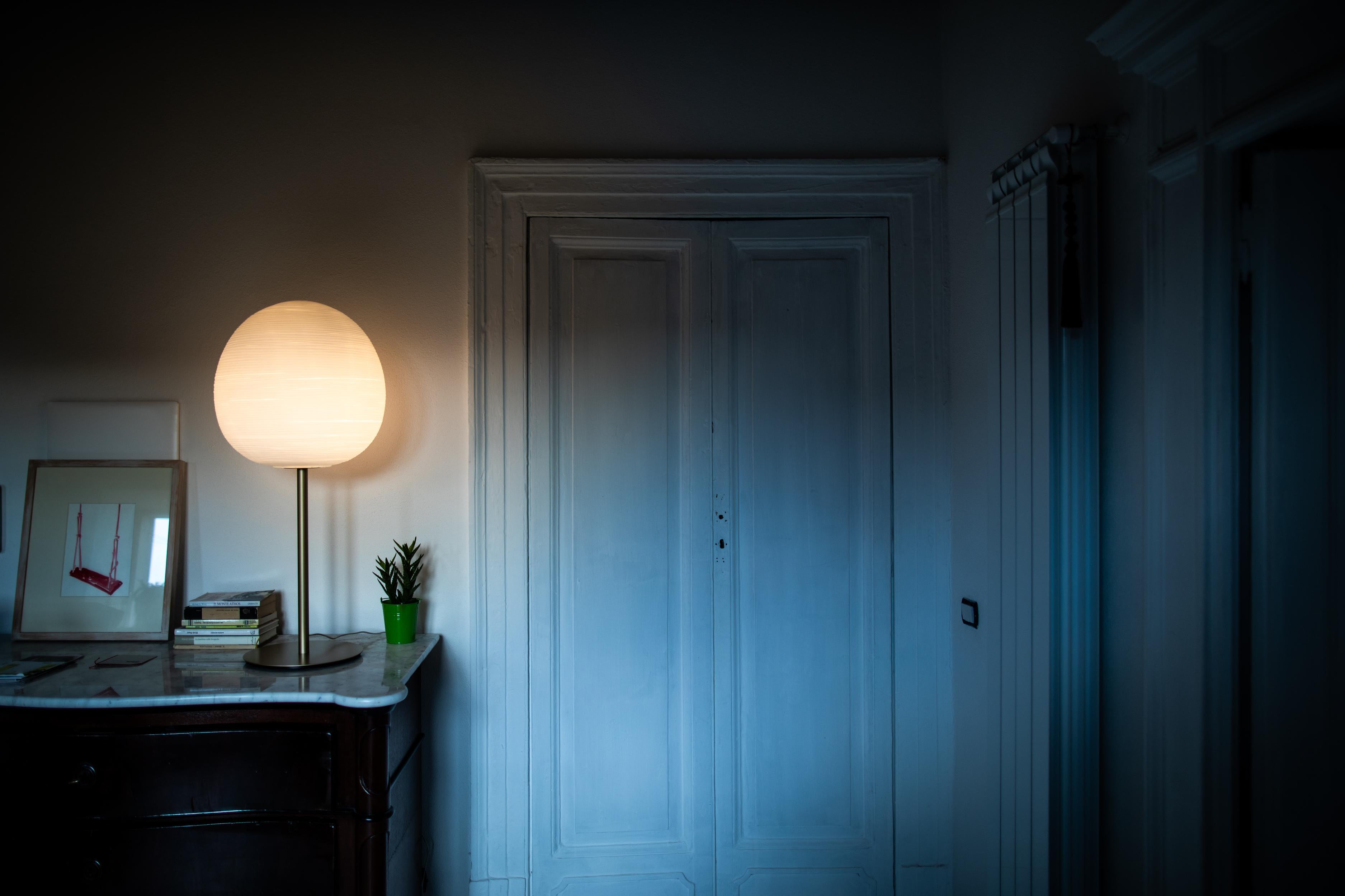 With its large dimensions and the fine hand blown glass embellished with thin engravings that recall the art of grinding glass, Rituals extra large plays the starring role in any contemporary setting. The different-thickness horizontal lines across