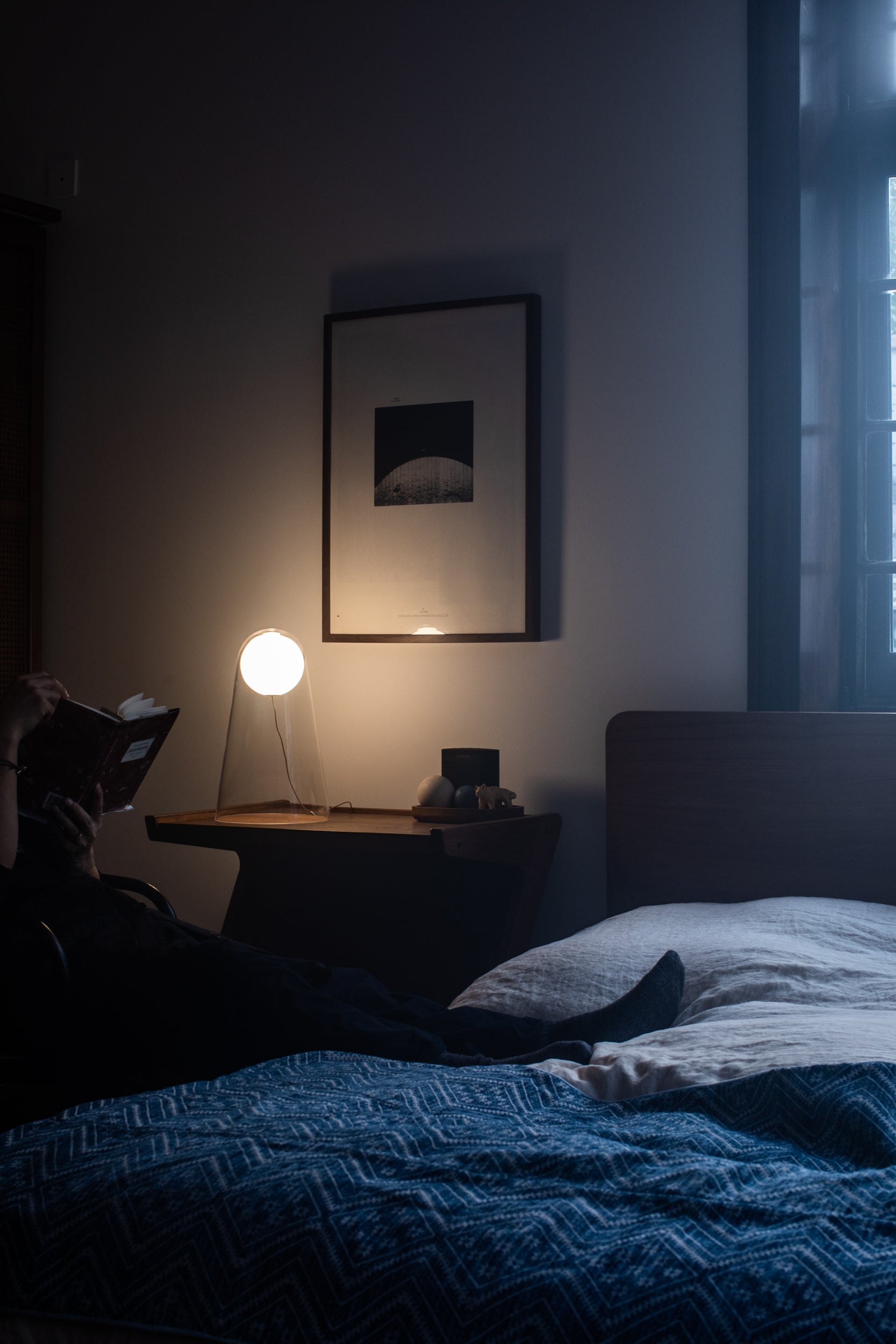 Con un effetto visivo simile a quello di un drappo di vetro trasparente, la lampada da parete Satellight emette una luce morbida e sognante, diffusa da un globo di vetro satinato.

Materiali:
Vetro soffiato e alluminio laccato.

Fonte di luce:
LED