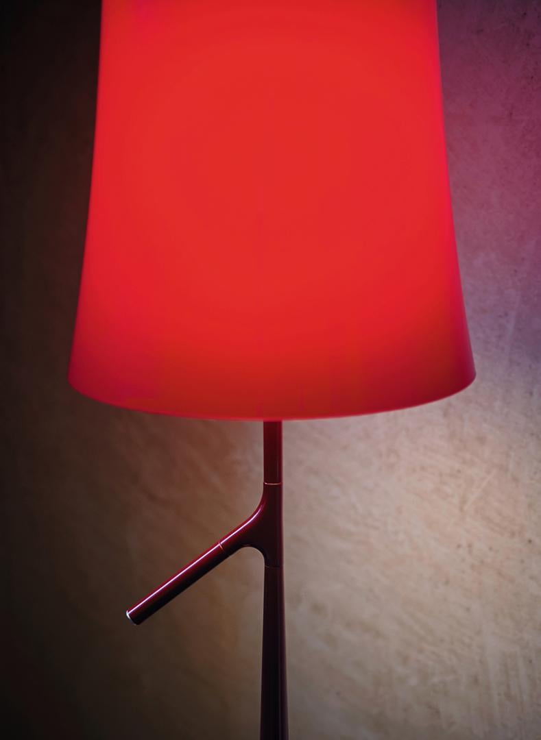 Table lamp with diffused light. Die cast zinc alloy base and steel rod, both liquid coated. Opaline injection molded polycarbonate internal diffuser, translucent injection molded polycarbonate external diffuser. In the large version and in the small