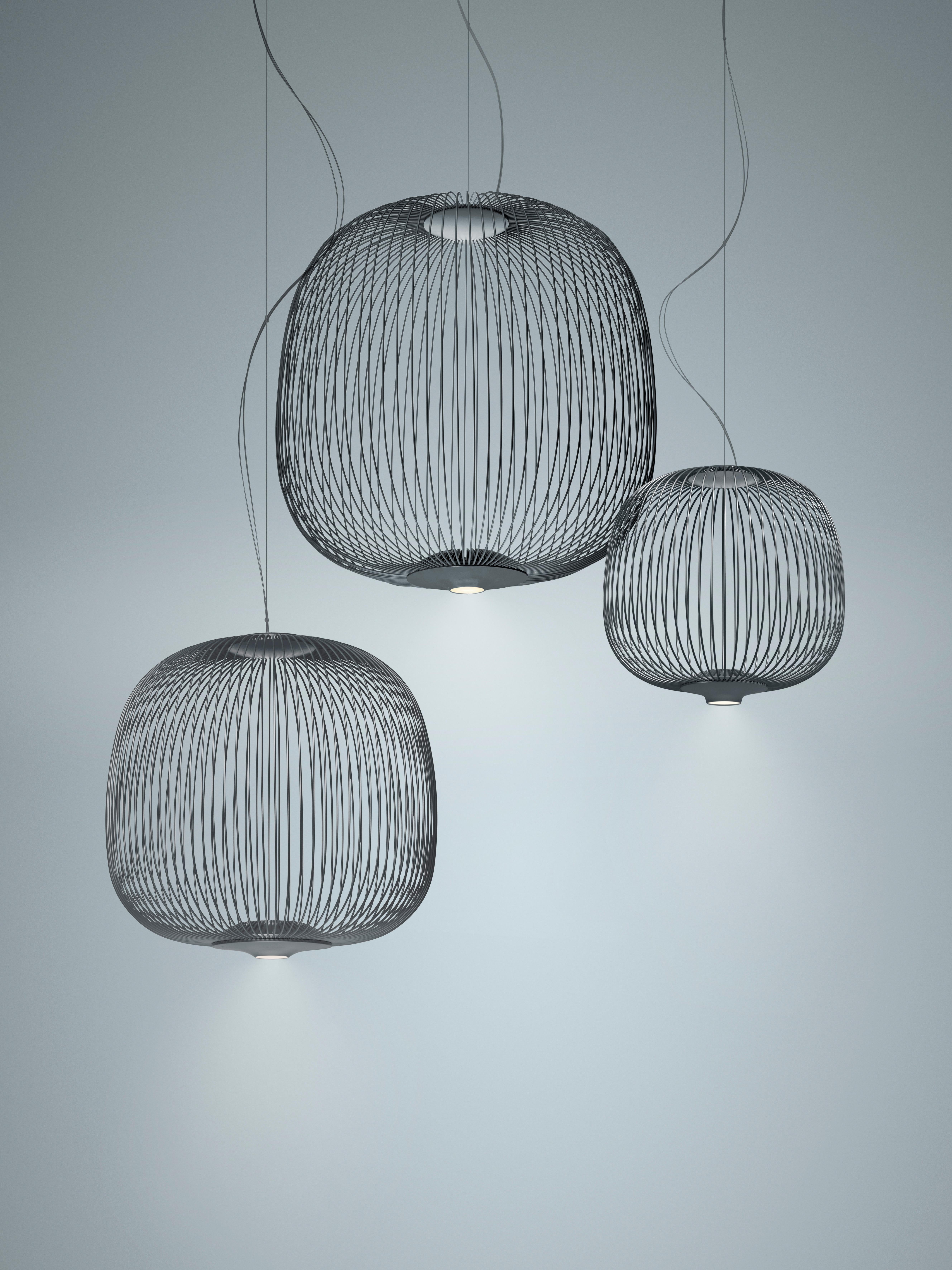 Una famiglia di lampade a sospensione la cui forza sta nella leggerezza.
Spokes nasce dall'osservazione dei raggi di una ruota di bicicletta, ma la serie prende spunto anche dall'immagine di antiche lanterne orientali o gabbie per uccelli.
Un