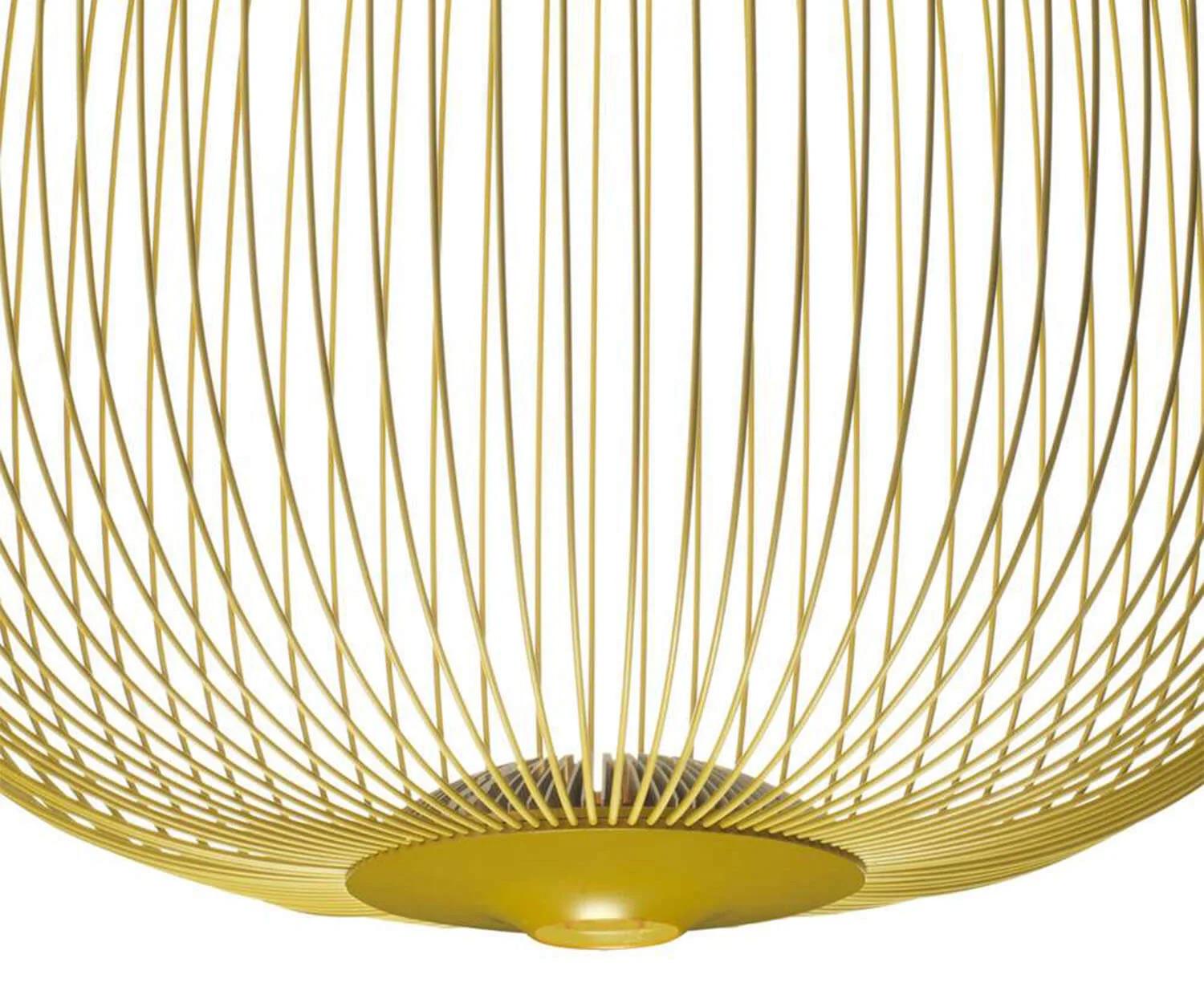 La lampada a sospensione Spokes è stata ispirata da immagini di antiche lanterne orientali e voliere meno esotiche. I designer hanno osservato i raggi di una ruota di bicicletta e questo ha dato il nome alla lampada. Il risultato sono forme morbide
