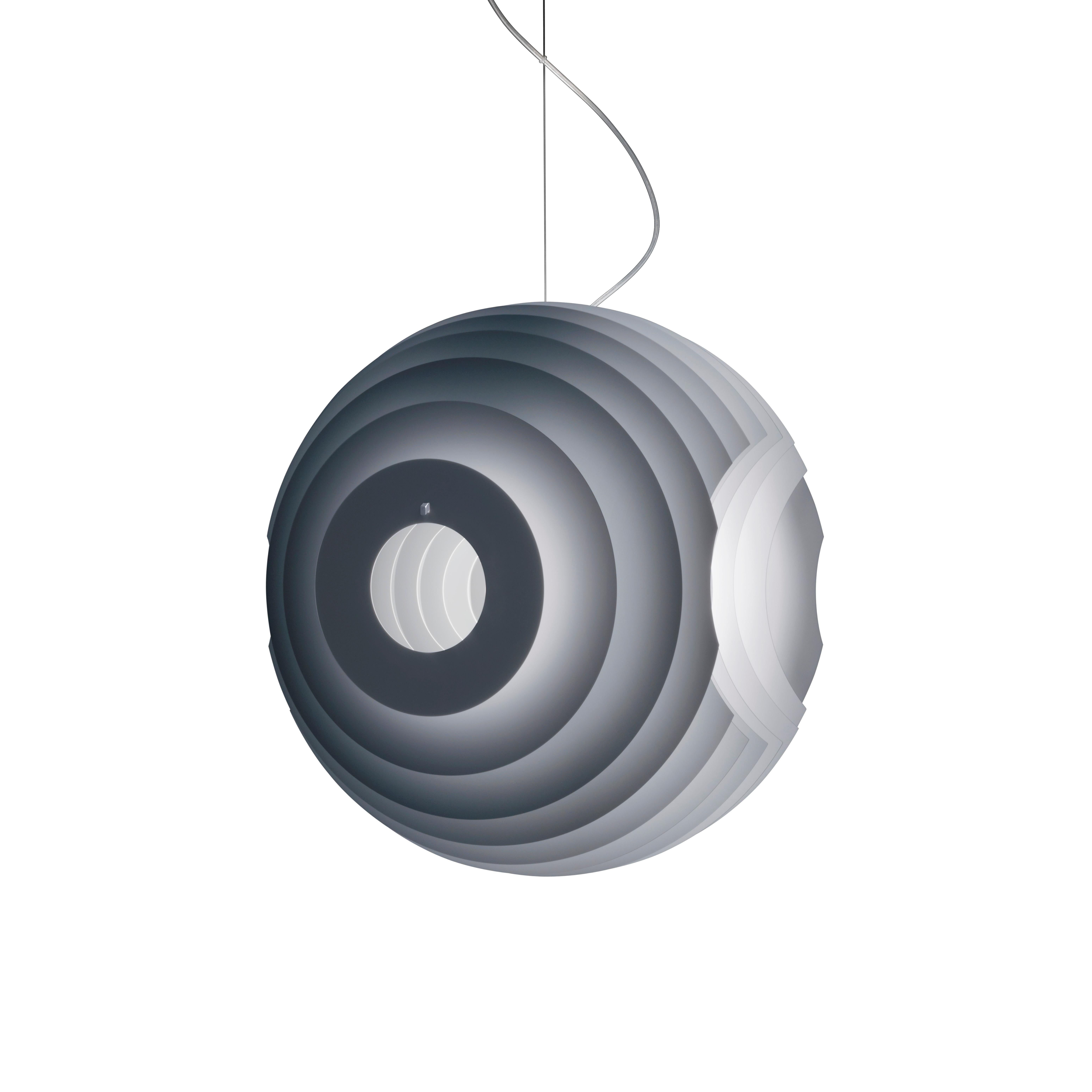 A volume created by two-dimensional surfaces, a chiaroscuro of shadows with a luminous core in the middle: the Supernova lamp is a fascinating paradox. The special design of the metal discs used to make it creates a charming effect of reflected