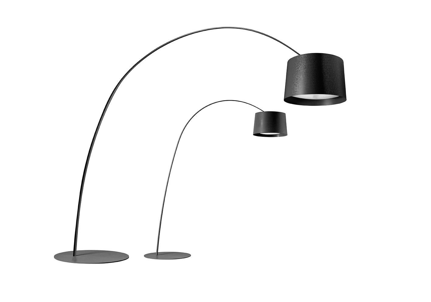 Grande lampada da terra con luce diretta e indiretta. Diffusore e asta realizzati in materiale composito a base di fibra di vetro e rivestiti a liquido. Il corpo della lampada è costituito da un grande cono di alluminio verniciato. Il diffusore che