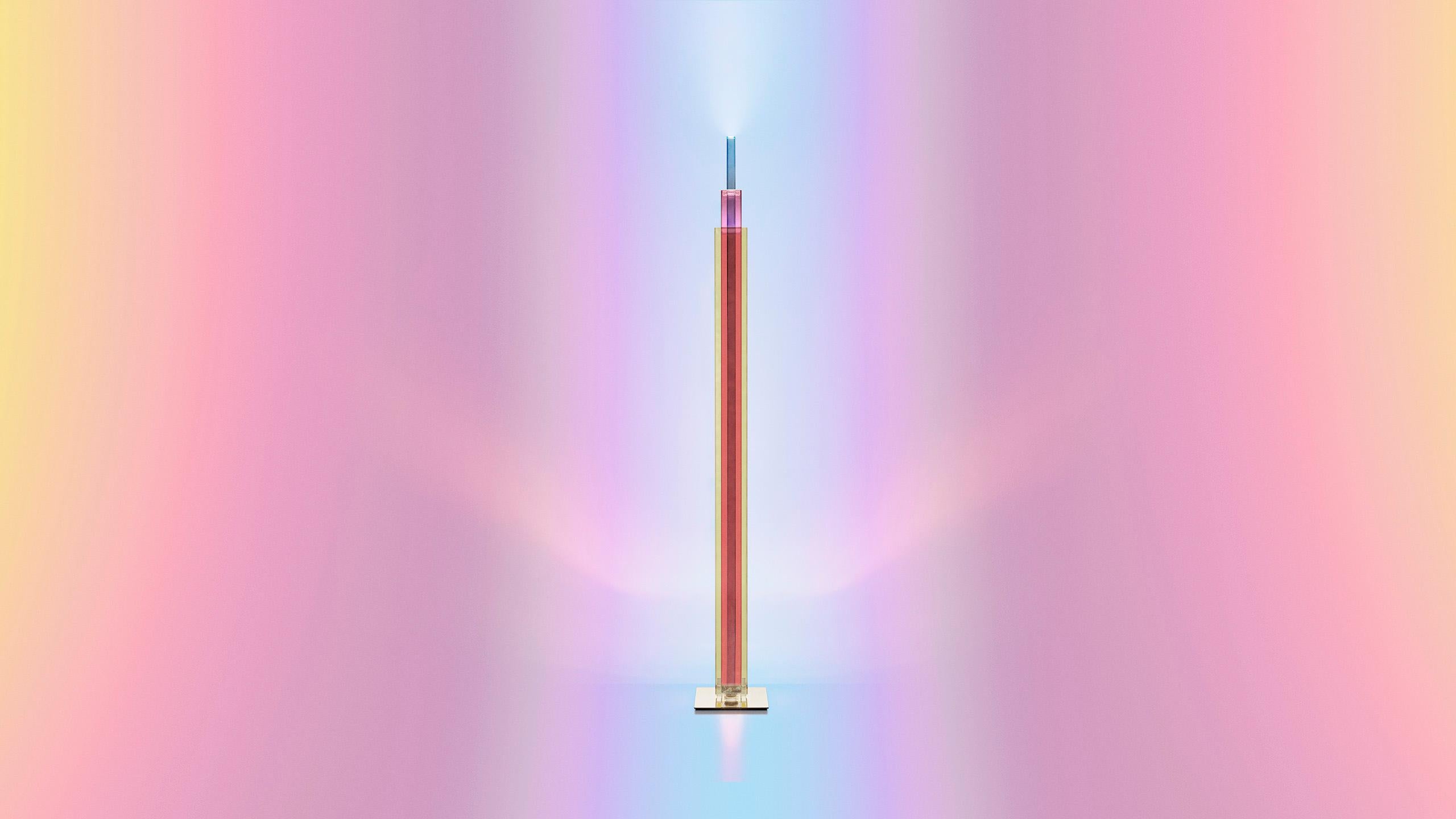 Icónico, colorista, un signo gráfico escénico con un fuerte impacto visual, Uptown es una pieza de arquitectura luminosa específicamente porque se inspira en los iconos de los rascacielos metropolitanos, del 