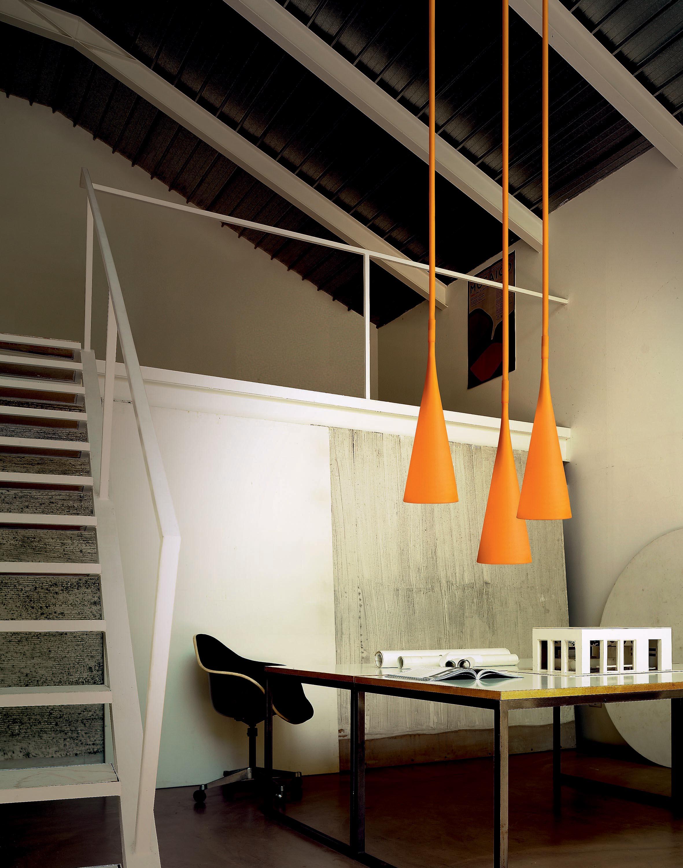 Lampada a sospensione con luce diffusa e diretta. Diffusore e tubo a forma di cono realizzati in elastomero termoplastico, il cono è stampato a iniezione e il tubo è estruso. Diffusore interno a forma di cono in policarbonato opalino, schermo in